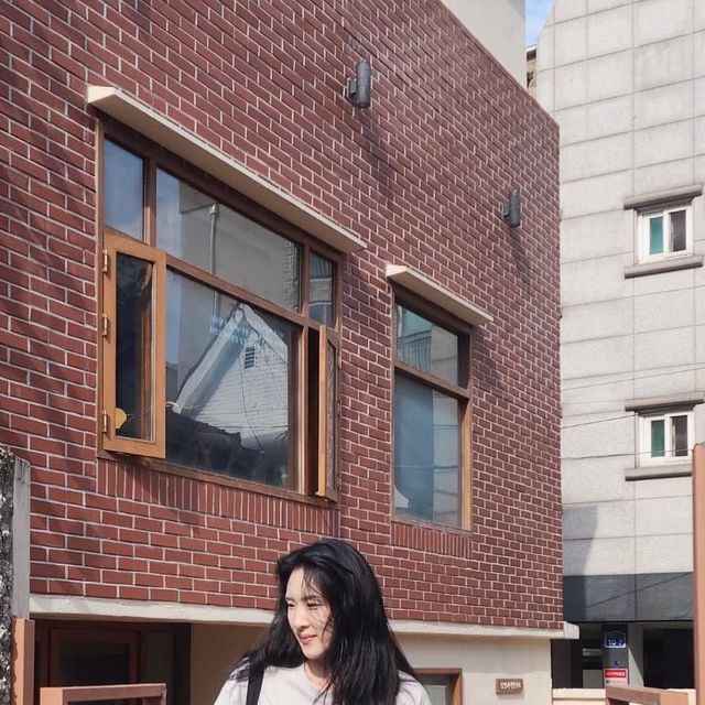 최규리 on Instagram: "#협찬 스탠다드에러에서 개발한 편직공정 + 면100% + 코마사실 보들보들한👼 재질은 둘째 치고, 특별한 색감에서 놀랐움! 고급진 시멘트색! 꾸준히 핫한 미국의 유