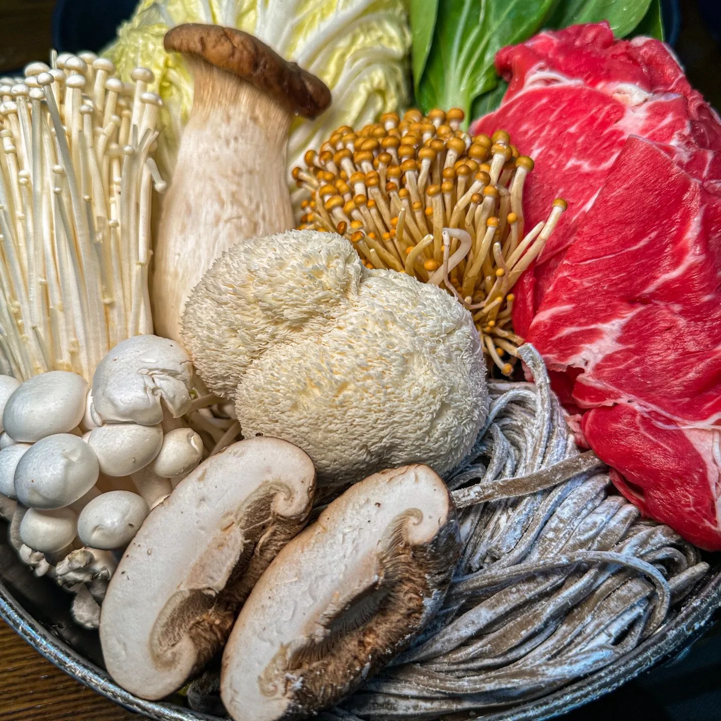 직접 키운 버섯이 들어가는 샤브샤브🍄🍄

버섯도 종류별로 다양하게 들어가는데
병에다가 직접 키운 버섯까지 들어가서
끓이면 끓일수록 국물이 진짜 진국임,,,
샤브샤브 고기 팍팍 넣어 소스 찍어 먹고
탱글탱글한 버섯까지 먹으면 몸보신이에요
마지막에 메밀면 추가해서 마무리 필수👏

📍대관령메밀막국수자연샤브샤브
▫️서울 마포구 동교로 197
▫️매일 11:00-22:00 

더 많은 맛집 둘러보기🫶 ming_foodie_

#대관령메밀막국수자연샤브샤브 #홍대맛집 #홍대맛집추천 #연남동맛집 #서울맛집 #맛집추천 #샤브샤브