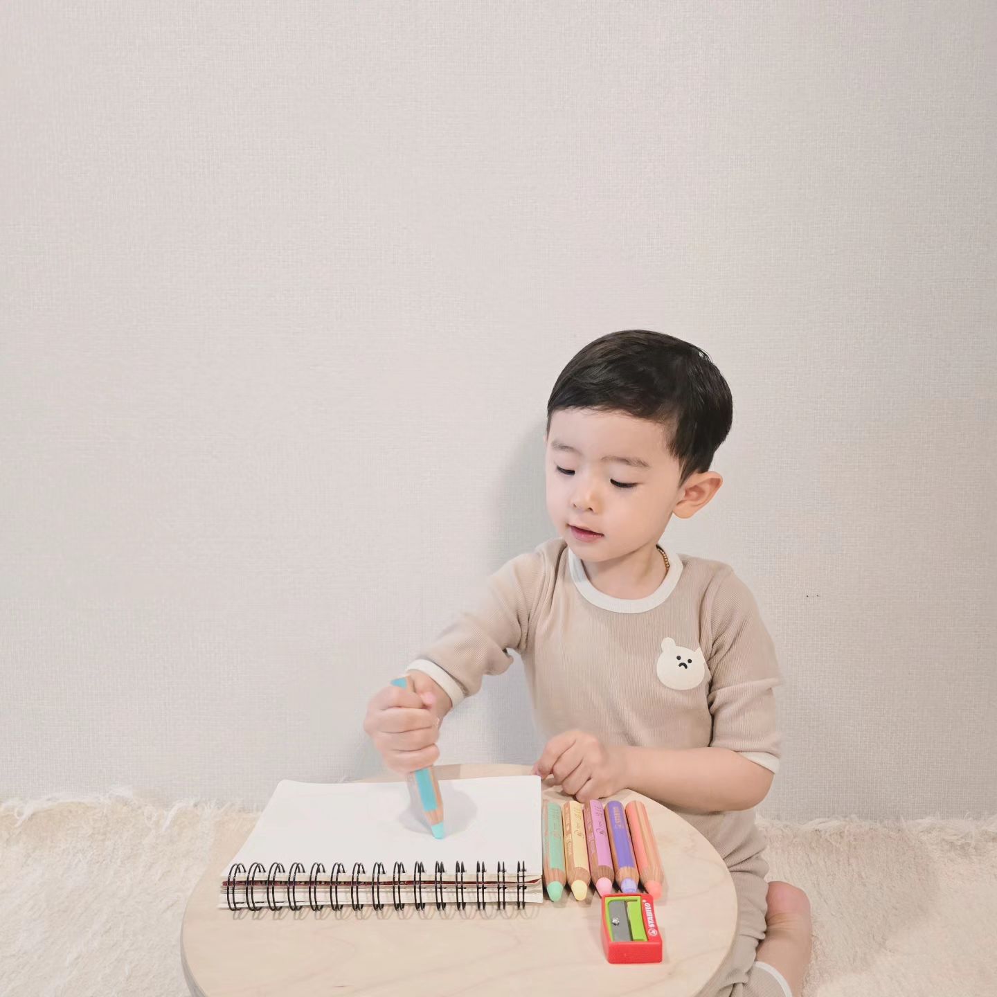 #협찬 

쓱싹쓱싹 그림그리기를 좋아하는 찬열이
🖍 스타빌로 어린이색연필&사인펜 으로 
재미나게 그림그리기 놀이해보아요ꕁ 

▫️ 우디 3 in 1 파스텔 6색 
- 색연필 / 왁스크레용 / 수채물감 3in1 으로.ᐟ
- 아이손에 맞춘 두꺼운 바디
- 잘부러지지않는 10mm 색연필 심🖍
- 다양한 소재에 표현 가능
(종이, 유리, 거울, 금속, 가죽, 고무 등)
- 간편하게 물로 지울수 있는 장점 (유리.거울등)
- 전용 샤프너 포함 

▫️ 트리오 스크리비 8색
- 옷&피부 묻어도 쉽게 지워지는 수성 사인펜 
- 팁 손상 방지 특수 스프링 장착되어 
  세게 누르거나 던져도 쉽게 원상태를 유지
- 아이들 손에 꼭 맞게 제작된 삼각 모양의 바디
  (편안한 그립감 / 굴러 떨어지는 것을 방지)

스타빌로 색연필&사인펜 세트만 있으면
재미난 그림그리기 놀이 준비 끄읏◡̈ 
우리애기들 어린이날 선물로 추천해요🎁 

🏷  𝚃𝚑𝚊𝚗𝚔 𝚢𝚘𝚞 stabilo_korea 

#스타빌로 #스타빌로색연필 #스타빌로우디 
#우디파스텔 #우디색연필 #어린이색연필 
#유아색연필 #트리오스크리비 #어린이사인펜
#스타빌로사인펜  #어린이날선물 #조카선물
