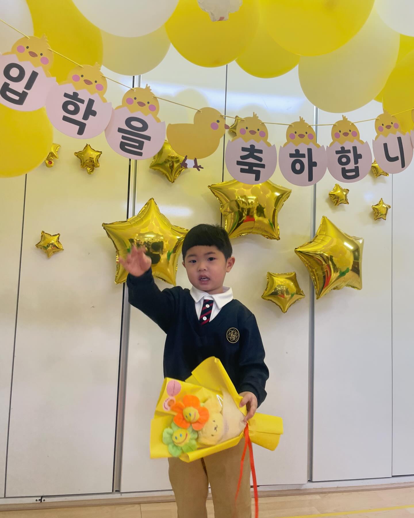 👶🏻D+1368
유치원 입학식🤍 학부모 참여한 입학식은 처음..!!
원복이 너무 커서 아침일찍부터 줄이다보니 혼자 지각 ..ㅎㅎ

기현이 첫 입학식이라 많이 사진 남기고싶었는데 
애들이 많아서 정신이없었네…💦
기현이도 정신없다며 집에 가자고 난리 ㅋㅋㅋㅋ 
진짜 애들 많다..ㅋㅋㅋㅋㅋㅋㅋㅋㅋㅋ;;

내일부턴 정상등원/하원 😆😆😆
드디어 자유다🤩🤩🤩🤩🤩
3년 잘 다녀보자 아들 👶🏻♥️