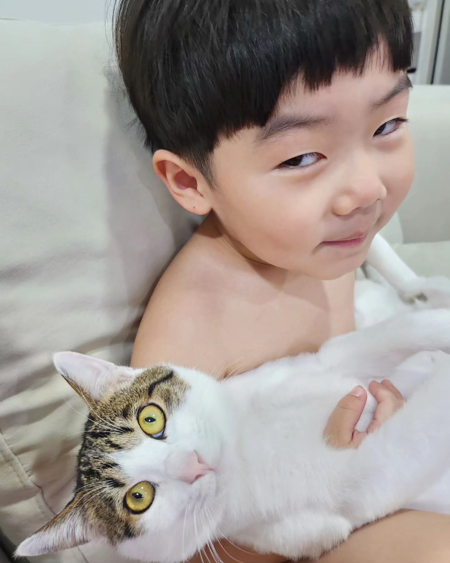 순딩이 킨더~
그런 킨더가 좋은 빈이~ 🙎‍♂️❤️😺
 
 
 
#아이와고양이가사는집 #고양이가족