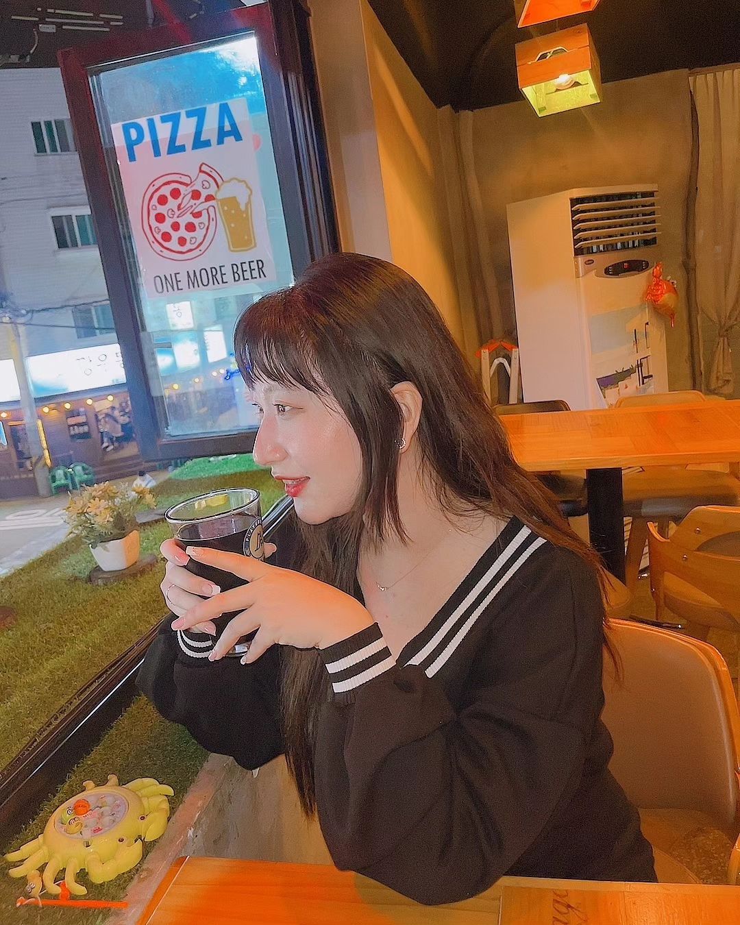 #첫줄

별거 있는듯 없는듯
쉽지 않은 인생살이,,

.
.
.
.
.
.
#구로 #신도림 #selfie #selstagram #ootd #motd #fw #fashion
#daily #dailylook #오늘의코디 #꾸미기 #photo #photooftheday #picoftheday #일상소통 #일상 #일상공유 #취미 #취미공유 #black #red #beer #lovely #happyeverafter #instargramdaily