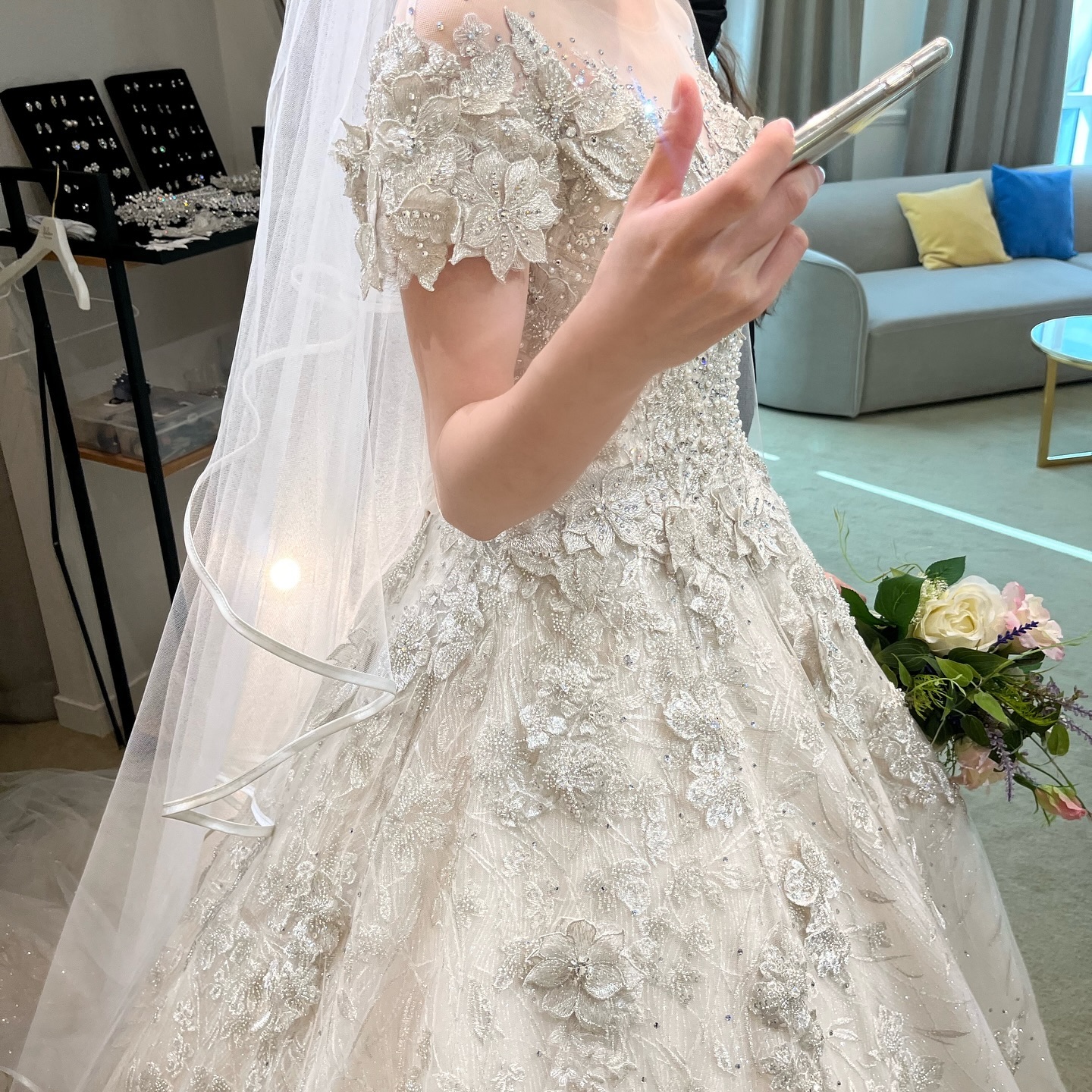 2번째 피팅은 꽃이 많은 비즈 풍성 드레스🤍
나한텐 안어울려서 패쓰.ᐟ #hjgjwedding

결혼준비는 👉🏻 #다이렉트결혼준비 direct.wedding
👉🏻 https://m.cafe.naver.com/directwedding
가입하실 때 💓희밍ㅇ💓 입력하시면
현금처럼 쓸 수 있는 30,000포인트 적립가능!!

#웨딩 #결혼 #결혼준비 #로자스포사인천 #웨딩드레스