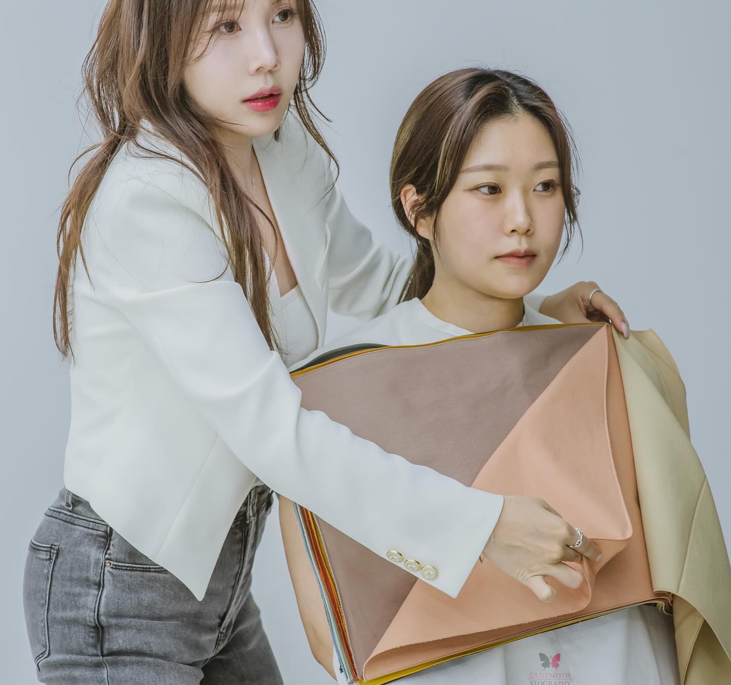 먼지나방 스토그래피에서
#퍼스널컬러컨설팅 자격증 과정 18기와
#골격분석스타일컨설팅
자격증 5기를 모집합니다 :)
_
퍼스널 컬러 자격증 과정을 수강 시 간이 진단 및 출장, 남성 컨설팅 시 사용 가능한 20장 진단 천 세트를, 골격 분석 스타일 컨설팅 자격증을 수강하시는 분들께는 진단지 80장을 드려요 :)
_
자격증을 딴 후에도 사후 관리는 물론 간이 진단이 가능한 드레이핑 천까지 제공하는 퍼스널 컬러 자격증반은 오직 스토그래피 뿐입니다:)
자격증에 별도의 급수가 나누어져 있지 않으며, 추가되는 별도의 자격증 발급료나 시험비가 발생하지 않아요!

저희 스토그래피에 서울경기권에서는 물론 천안,목포, 대구, 부산, 제주도, 중국, 미국, 싱가폴, 등등 전국과 세계에서 찾아주시는 수강생분들이 많으시고, 이미 다른 곳에서 수강하셨지만, 부족함을 느껴서 저희를 찾아주시는 N회차 수강생분들도 정말 많습니다! 퍼스널 컬러를 배우기는 했는데 진단을 어떻게 해야 할지도 모르겠고, 의문만 더 늘어나셨다며 해결되지 않는 궁금증을 안고 오시는 경우가 많습니다. 시원하게 해결해 드려요:)
_
자격증을 취득하실 때에는 얼마나 오래된 기관인지, 또 실제 컨설팅 이력이 얼마나 된 곳인지, 뷰티 패션 디자인 사진 등 관련 업계에서 얼마나 다양한 경력을 쌓은 강사들이 수업을 하는지도 체크해 보세요 :) 저희 스토그래피의 강사진은 모두 디자인을 전공하였으며, 스타일리스트 자격증 취득은 물론, 컬러리스트를 취득한 석사과정 이상의 강사만 강의를 진행합니다. 패션과 뷰티, 컬러에 진심인 지속적으로 발전하는 강사들이 있는 스토그래피로 오세요!
_
1기부터 17기까지 150명이 넘는 분들이 이미 자격증을 따기 위해 스토그래피를 선택해 주셨고, 특히 저희 회사는 색채학을 기반으로 하되 실무에 대한 어드바이스를 많이 드리는 형태로 수업이 진행되기 때문에 커리큘럼에 대한 만족도가 높습니다!
-
또 자격증을 딴 것으로 끝이 아니라, 2달간의 연수와 퍼스널 컬러 협회 활동을 통해 교육에서 다 하지 못했던 고객님과의 소통 방법이나 실제 진행 방법을 배우실 수 있는 것도 스토그래피만의 장점입니다😄
-
알아보실수록, 꼼꼼히 따져볼수록 스토그래피입니다😊 2013년부터 퍼스널 컬러와 스타일링을 결합한 사진촬영으로 뷰티 패션의 한길을 걸어온 김지현 대표의 12년 경력 컨설팅 노하우를 배워보세요:)
_
✔️퍼스널컬러 컨설팅 과정 주중반 개강일정
- 5월 28일 화요일 오후 3시 (화요 오후반)
- 6월 3일 월요일 오후 3시 (월요 오후반)

✔️퍼스널컬러 컨설팅 과정 주말반 개강일정
- 6월 9일 일요일 오전 10시 (일요 오전반)

✔️모집일정 : ~개강 전까지
✔️정원 : 한 클래스당 소수정예 5명 이하
✔️수업시간 : 주 3-4시간, 7주 커리큘럼
✔️비용 : 200만원
✔️교재 및 교구, 약식 진단천 제공
_

✔️골격분석 스타일 컨설팅 과정 주중반 개강일정
- 6월 11일 화요일 오전 10시 (화요 오전반)

✔️골격분석 스타일 컨설팅 과정 주말반 개강일정
- 6월 16일 일요일 오후 3시 (일요 오전반)

✔️모집일정 : ~개강 전까지
✔️정원 : 한 클래스당 소수정예 5명 이하
✔️수업시간 : 주 3-4시간, 4주 커리큘럼
✔️비용 : 120만원
✔️교재 및 진단지 제공

✔️퍼스널 컬러 자격증 & 골격 분석 스타일 컨설팅 자격증 추천 대상
퍼스널 컬러 샵을 창업하기 원하시는 분들
헤어, 네일, 메이크업 및 의류업등 뷰티, 패션 업계에 종사하시는 분들
이미지 컨설턴트로서 활동 중에 영역을 넓히고 싶으신 분들
화장품 회사, 패션 회사등 취업을 원하시는 분들
뷰티 인플루언서 등, 기타 퍼스널 컬러를 심층학습하고 싶은 분들!
_

✔️퍼스널 컬러 컨설팅 자격증 취득자 특전
-1:1 코칭 및 사후관리
-간이진단 천 20장 및 진단지 제공
-연습장소 제공 및 150컬러 진단천 대여
-스토그래피 진단천(드레이핑) 및 교구 10% 할인구매
-퍼스널 컬러 통계 프로그램 무료 제공
-퍼스널 컬러 브랜딩 협회 가입 기회 제공

✔️골격 진단 분석 스타일 컨설팅 자격증 취득자 특전
-진단지 80장 증정
-스토그래피 교구 10% 할인구매

✔️문의 및 상담
[카카오톡에서 먼지나방 스토그래피 검색]

#퍼스널컬러 #퍼스널컬러자격증 #퍼스널컬러컨설턴트 #퍼스널컬러컨설팅 #퍼스널컬러자격증교육 #먼지나방 #먼지나방스토그래피 #먼지나방퍼스널컬러 #골격진단자격증