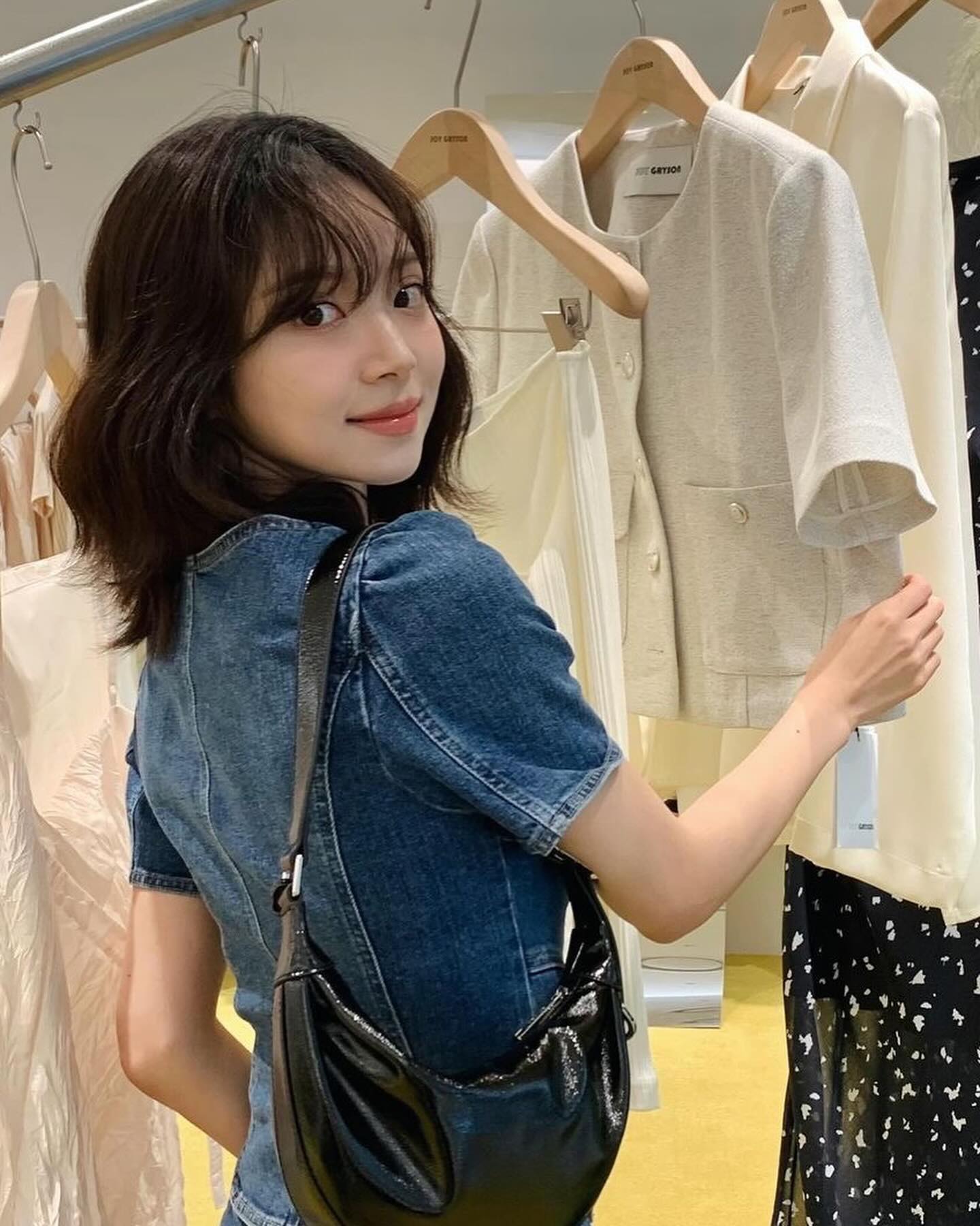 지영님 얼굴에 화사한 봄을 가득 담아드렸졍🫶🏻🩷

ARTIST _diyom_ 
MAKE UP daindaini 
HAIR hhyemnni 
# kitts_hairmakeup 

메이크업 예약은 프로필링크로🤍🤍🤍
#다인쌤메이크업 #다인쌤 #키츠다인
#키츠 #키츠헤어메이크업 #kitts
