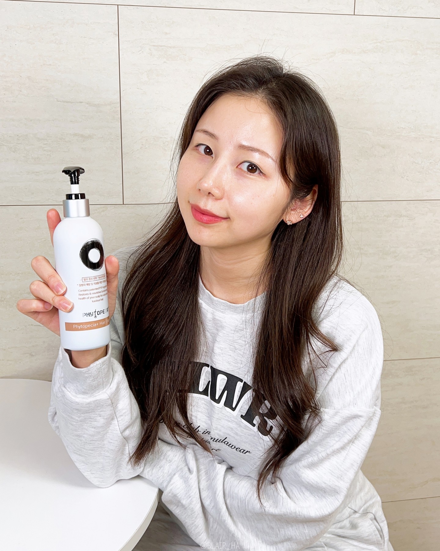 #광고

예전에는 풍성함을 자랑했던 과거가 있었는데,
30대 되니 점점 머리카락이 얇아지면서
다른 사람들과 비슷한 숱이 되는 걸 보고
비로소 위기감을 느끼는 나... 가 바로 지금입니다 😫😥

그래서 #탈모샴푸1위 브랜드, #피토페시아플러스 #탈모샴푸 쓰는 중!

명동 신세계 면세점에도 입점되어 있는
여자 #탈모샴푸추천 제품인 #피토페시아 플러스!
자사에서 연구개발한 피부노화를 감소시켜주는
특허 성분인 P1P 성분이 함유되어 있는 샴푸로
두피와 모발을 보호하고 영양까지
동시에 공급해주는 탈모샴푸랍니다.

작년 11월 기준으로 무려 400만개 이상
판매가 된 인기 많은 제품이에요!

식물 유래 성분에 약산성, 저자극 테스트도 완료해서
안심하고 데일리로 사용하기 좋고,
멘톨 성분이 들어 있어서 사용을 할 때
청량한 쿨링감을 주니까 엄청 상쾌해요😁

#탈모샴푸 #탈모완화샴푸 #여자탈모샴푸