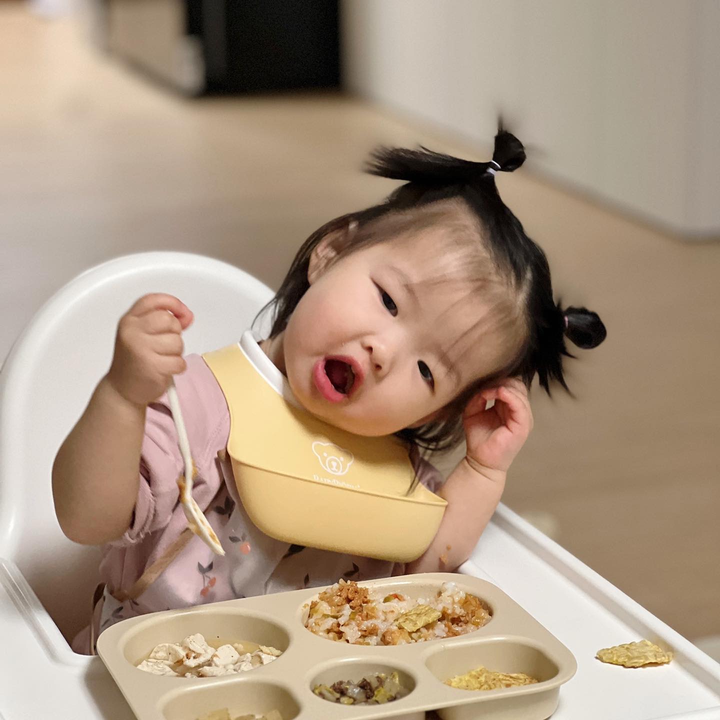 ⠀
⠀
#제품협찬 #체험단
⠀
유아식 시작한 이후로 식판식 하고 있는 우리 귀염둥이🤗
아직 수저며 그릇이며 던지고 들고 뒤집는 것도 재미있는 때라
일반 식판은 노노 흡착식판이 필수에요 필수!
그런데 보통 흡착 식판은 다 실리콘 식판이라
설거지할때마다 초큼 불편한거 나만 그래여…??😩
⠀
젖병소재로 유명한 트라이탄으로 만든 유일한 식판인데
BPA를 포함한 유해물질이 1도 없어 안전한
바망마망 식판 써보니 정말 좋은거있져👍
트라이탄이라 흡착이 안된다는 생각 노노노🙅‍♀️
흡착판이 따로 있어서 아이가 식판을 들어올리기 힘들고요!
식판 바닥에 미끄럼 방지 실리콘이 있어서
잘 미끄러지지 않으니 좀 더 큰 아이들도 무리없이 쓸 수 있어요!
국그릇이 따로 있어 국 드링킹 하는 아이에게 좋은데
우리 윤슬이는 국물 있으면 국물 찹찹 장난쳐서
건더기만 주고 있다보니 국그릇은 간식그릇으로 쓰고 있어요🤗
⠀
그리고 또 전자레인지 사용이 가능하고
식세기 사용이 가능하니까 완전 편하다 편해👍
아! 단, 열풍건조는 하지 않는게 좋다고 해요🤗
⠀
무엇보다 디자인 너무 갬성적❣️
예쁘자나아❣️
투명한 식판버전도 있어서 그것도 갖고 싶은거있쥬😄
⠀
예쁘고 실용적이고 쓰기 편하고 다하는 바망바망식판으로
우리 윤슬이 완밥 쭉 이어갈래여😘
⠀
#바망바망 #바망바망식판 #bamangbamang_official #유아식판 #아기식판 #흡착식판 #호랑이띠아기 #맘스타그램 #육아템 #육아스타그램
⠀
⠀
⠀
⠀
⠀