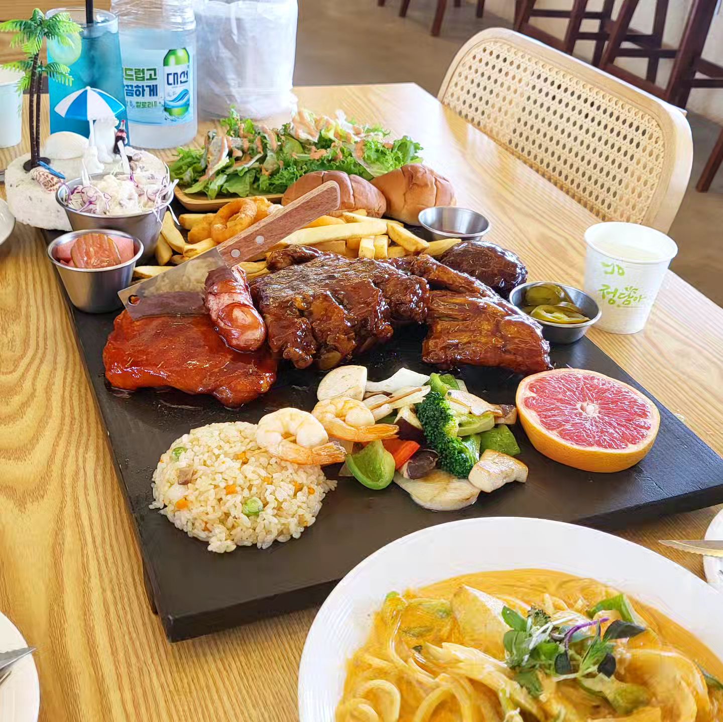 #동광그릴 

사진찍을때 대선물병 치울까 말까 고민 오백번했는데
치울걸😇

잘나가는 4월이덕분에 쩌는집 발견!