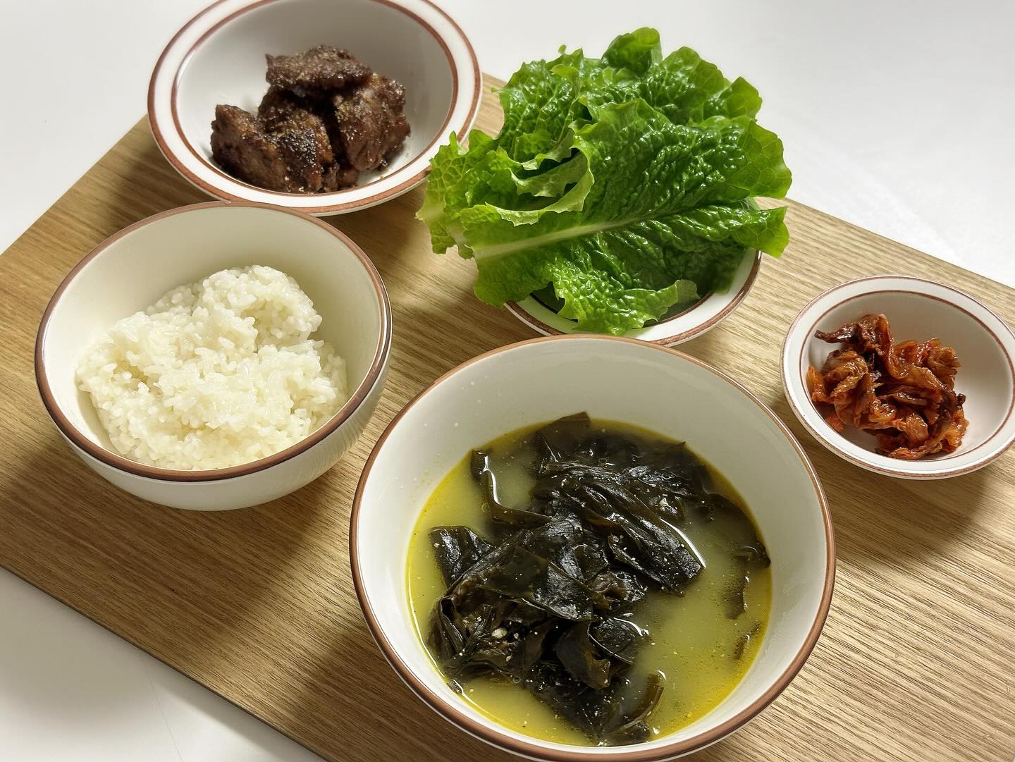 .
오늘 처음으로 둘 다 태권도 다녀온 유남매
오자마자 밥 찾아서 돼지갈비 굽굽
자기 깨는 자기가 갈갈~
은근 아메리칸 스타일 준상인 꼭 치즈 찾아서
오늘도 빈티지 체다치즈 한덩이~
배고프니 쌈도 잘 싸먹는구나
태권도 만세!
.
.
#오늘부터태권인