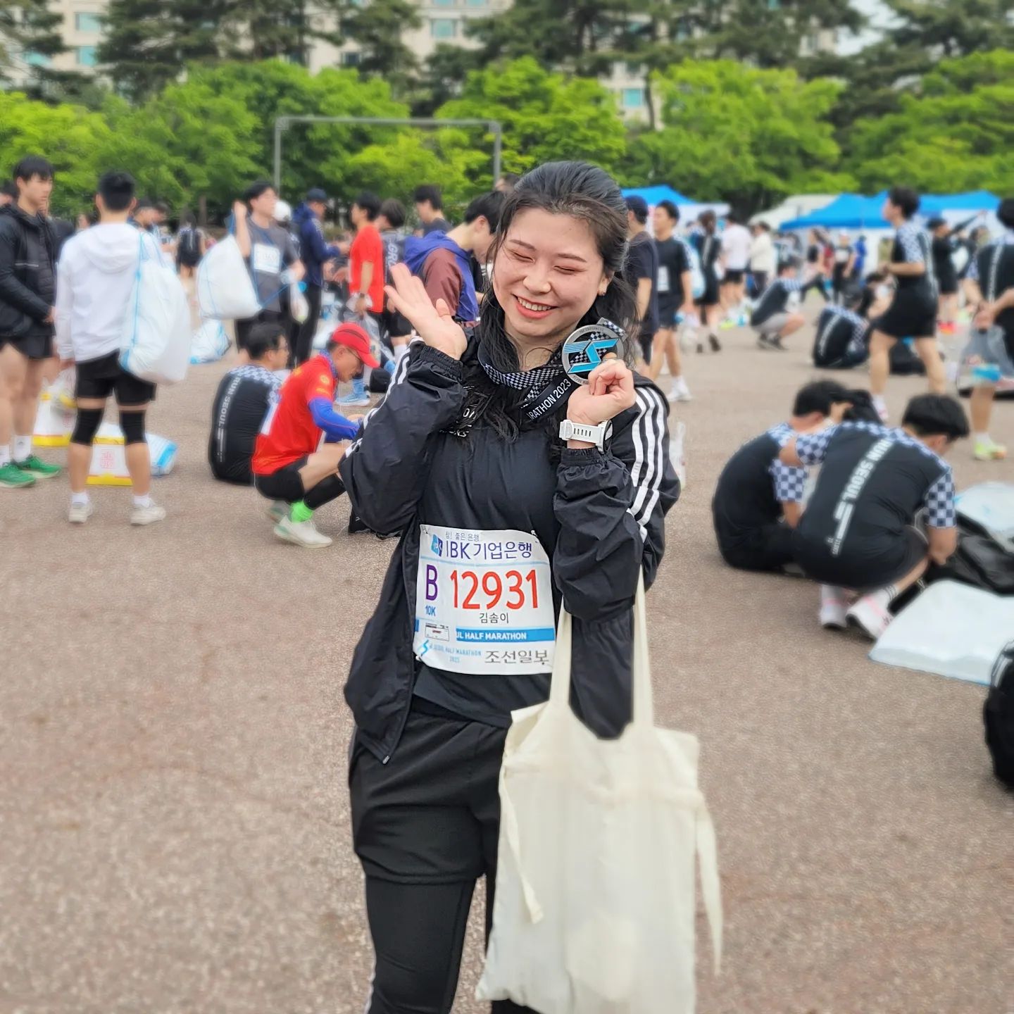 2023 서울하프마라톤 윗 마 대디🥰

49분대 들어오고싶었는데 49초 너무 아쉽다ㅠㅠ 다리운동과 업힐 연습 열심히 해서 담에는 꼭 앞자리 바꿔야지! 그래도 uzin_26 코치님 덕에 PB 세웠어요 ㅎㅎㅎ 감사함당💕

마라톤 나간다구 2주간 금주하며 열심히 연습하시더니 1년 전보다 8분 앞당겨버린 아부지... 마이 반성함다ㅠㅠ 좀만 더 쳐졌으면 내가 더 늦을뻔...ㄷㄷ 아빠의 첫 공식기록 51분 넘나 축하해요❤️👍👍

#2023서울하프마라톤 #마라톤 #아빠랑 #10k #러닝 #런스타그램 #marathon #run #running #runstagram