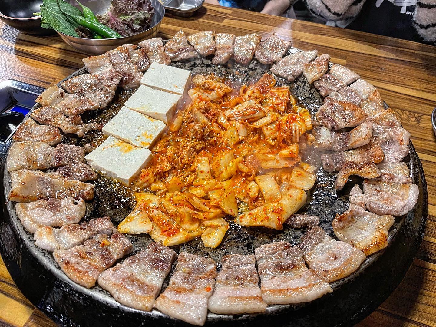 🏠무쇠삼겹김치

아는 맛이 무섭다
볶음밥은 셀프

_
#대구교동술집 #교동술집 #대구맛집 #대구술집 #교동와인바 #교동술집 #대구교동 #대구와인바 #동성로술집 #동성로 #동성로맛집 #동성로고기 #대구 #먹스타그램 #먹스타맞팔 #먹팔 #술스타그램  #고기스타그램  #좋아요반사 #좋반 #첫줄반사