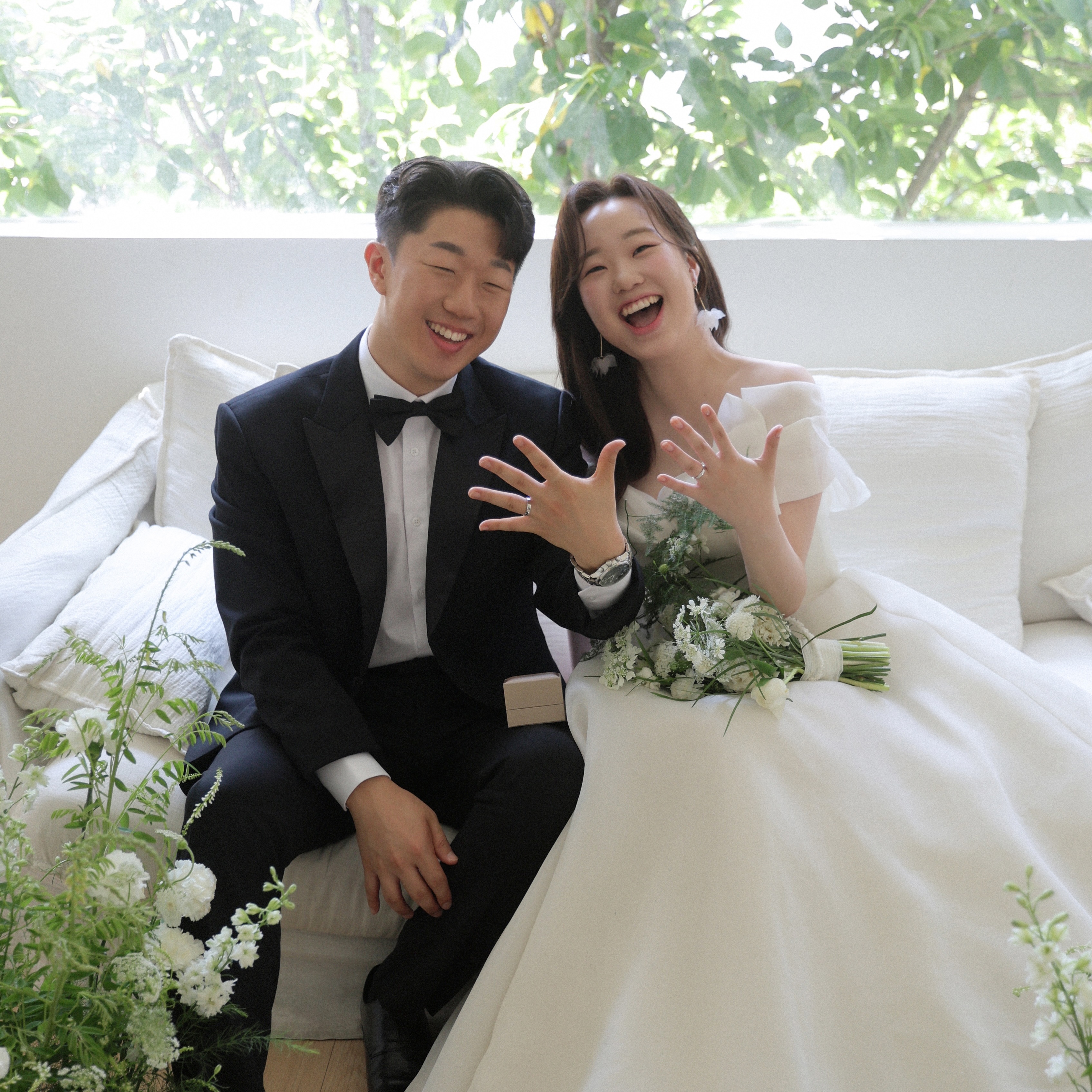 💍 𝐃-𝟑𝟎
⠀
연트럴파크에서 처음 만나 헤어짐이 아쉬워
다섯 바퀴를 내리 돌았던 무더운 여름이 지나가고,
아낌없이 사랑하다 이제는 서로가 너무나 귀해
평생 소중하게 품어주고자
선선한 바람이 불기 시작하는 올가을에
저희는 새로운 여정을 시작해 보려고 합니다.
⠀
주변의 청첩장을 받을 땐 마냥 신났었는데
막상 저희가 소식을 전하려 보니 매우 조심스러워지네요..!
⠀
소식을 전하고 싶은 분들이 정말 많았고,
한 분 한 분 직접 찾아뵙고 인사드리는 것이 도리겠지만
⠀
혹 오랜만에 닿는 연락이 결혼 소식이라서,
또 멀리서 진행되는 예식이라서 부담이 될까 망설여
선뜻 연락을 드리지 못한 분들이 많았습니다.
⠀
서툰 저희를 너그러이 이해해 주시고 편히 연락 주신다면,
기쁘고 감사한 마음을 담아서 빠르게 소식 전하겠습니다 🤍
⠀
여러분의 귀한 주말에 시간을 내어 축하해 주신다면,
그 발걸음 잊지 않고 보답하며 행복하게 잘 살아가겠습니다!
또 참석에 부담 마시고 멀리서 따뜻한 축복 한 줌 보내주신다면,
저희의 새 여정 동안 오래오래 큰 힘이 될 것 같아요.
⠀
저희 삶에 있어 큰 변화가 있는 요즘인데요,
동분서주 나름 노력해 봤지만 첫 경사를 치르다 보니
아직 미흡한 점이 더 많은 것 같아요.
⠀
그럼에도 저흴 아껴주시고 응원해 주시는
친구들과 모든 분들 덕에 지금까지 나아왔네요 :)
겸사겸사 감사의 인사도 함께 전합니다.
⠀
이 결혼 소식이 마음의 짐이 아닌,
반가움으로 전달되길 소망합니다.
언제나 진심으로 사랑하구요, 긴 글 읽어주셔서 고마워요!
2024년 10월 12일 토요일 13시에 뵈어요 🕊️
⠀
🤵김 건 🤍 임채은👰 올림