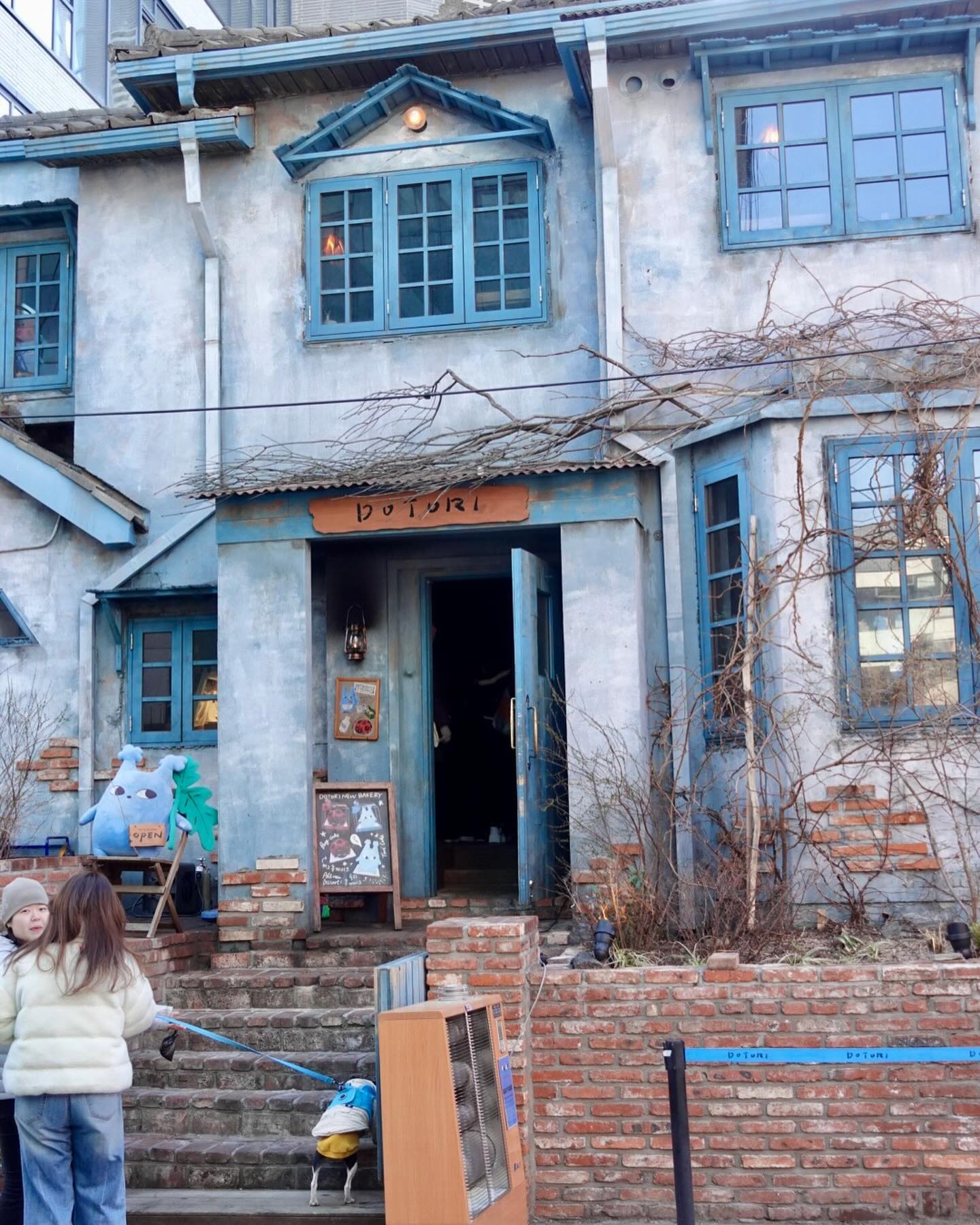 #협찬
[도토리]

용산 삼각지역 근처에 위치한
지브리 감성의 카페로 유명한 도토리 카페를
다녀와 봤어요!

정말 디저트 메뉴들도 다 맛있고
여기가 유명한 이유는 그릭요거트 맛집이라
유명하다죠 !

분위기 좋고 디저트들이 맛있는 카페라
데이트코스겸 방문하기도 좋답니다~

📍리얼 스트로베리 그릭요거트 - 18,500원
📍아이스 아메리카노 - 5,500원
📍아이스 바닐라라떼 - 6,500원
📍도토리 말차 피스타치오 마들렌 - 4,500원
📍도토리 초코 마들렌 - 4,500원

🏠 서울 용산구 한강대로52길 25-6 1층
⏰ 매일 매일 09:00 - 23:00
🚘 주차불가능

#카페투어 #용산카페 #용산역카페 #신용산카페 #삼각지카페 #삼각지역카페 #도토리 #cafe