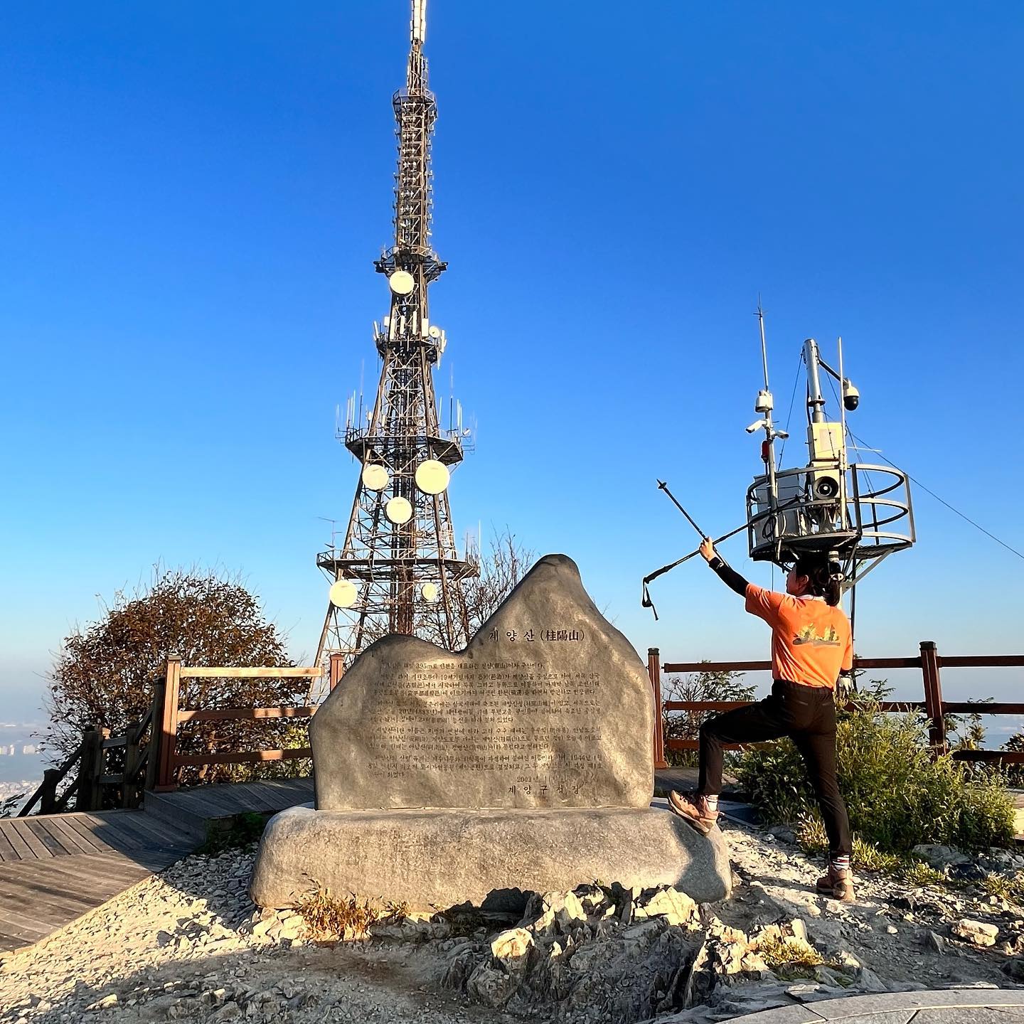EP13.계양산 395m⛰️

📍경인여대 공영주차장-정상(원점회귀)⛰️

🔺출발 6:00
♦️정상 6:50 (휴식10)
🔻완등 7:50
⛰️395m

오랜만의 등산이라 잔뜩 겁먹고 올라간 계양산!

낮은산부터 천천히 올라가자며 찾은 계양산은 
말이 계양산이지 계단이 가득한 계양산이었다…

경인여대 공영주차장은 주말 8시만 되어도
만차가 되느 새벽부터 올라가기를 추천!!

아직은 해가 뜨거워 새벽에 올라가지 않으면 
땀이 많이 날 것 같다😓

그래도 올라갔다 내려오니 아직 8시밖에 안된시간에 
뿌듯함과 상쾌함으로 하루를 알차게 쓰니 너무좋다

집가서 얼른 감자전이랑 해물찜으로 에너지 보충해야지🤣

#계양산 #계양산정상 #감자전 #해물찜 #인천산 #인천계양산