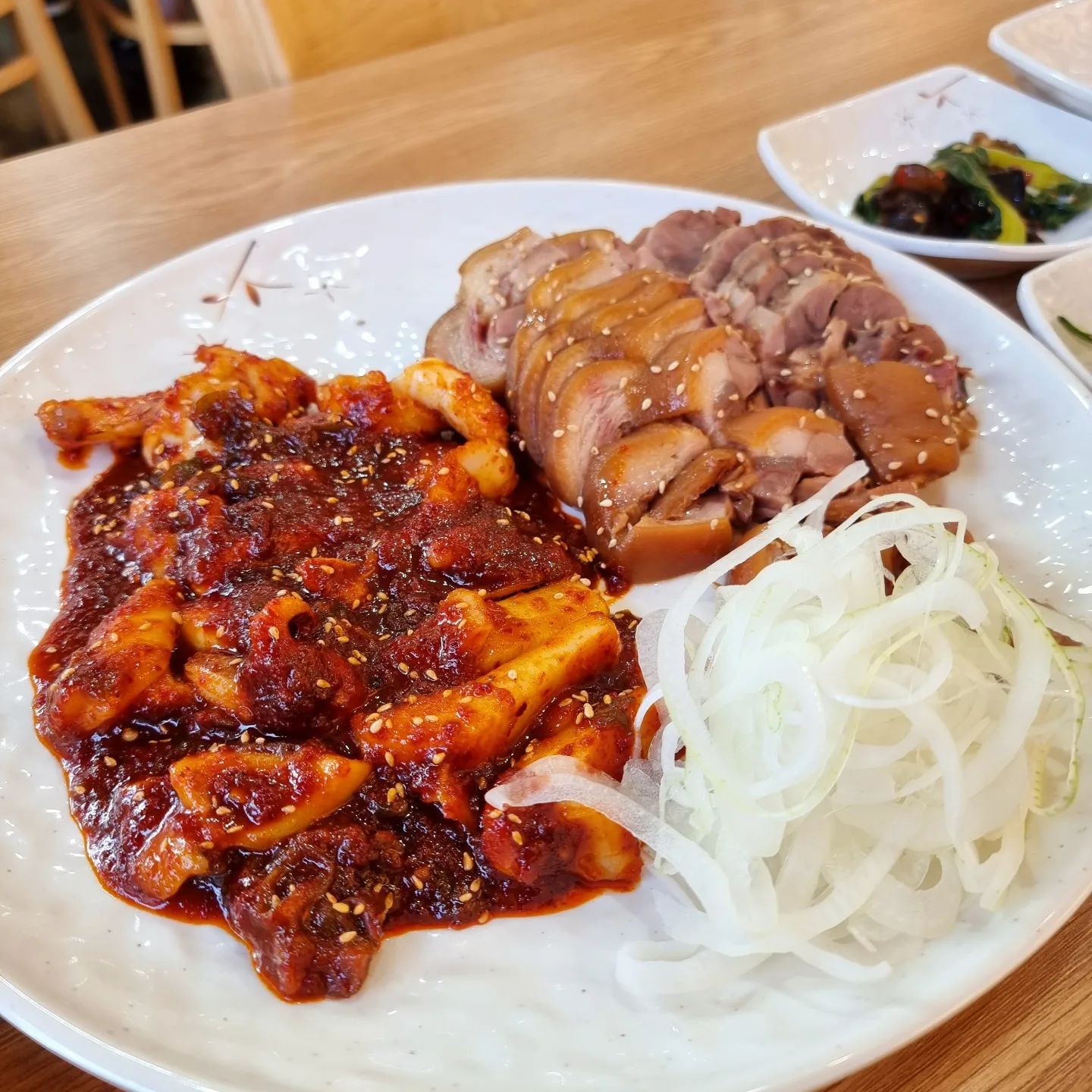 🍽#협찬 #2023혠님맛집 백서른여섯번째집
🦑🐷🍶#명태어장갑오징어 자양점
☝🏻해물,생선요리
🗺서울 광진구 자양번영로10길 3 1층
⏰️매일 11:00 - 22:00
15:30 - 16:30 브레이크타임
📋매콤 갑오징어 조림(1인 250g) 19,000원
📋순살 족발(앞족 300g) 20,000원
📋막걸리 4,000원
👶🏼건대 미술전 보러 가기 전에
이른 점심으로 요즘 좋아하는
갑오징어에 족발 먹었어용
옆테이블 아주머니들
저 먹는거 맛있어보였는지
저랑 메뉴 똑같이 달라고 하심
거기에 막걸리 한 잔은🥰👍
.
#여행 #맛집 #카페 #술
#food #coffee #alcohol
#hyennimmm #혠님
#혠님서울 #혠님한식
#좋아요반사 #맞팔 #소통 #일상
#KOREA #Korean #Southkorea
#instafood #instagood