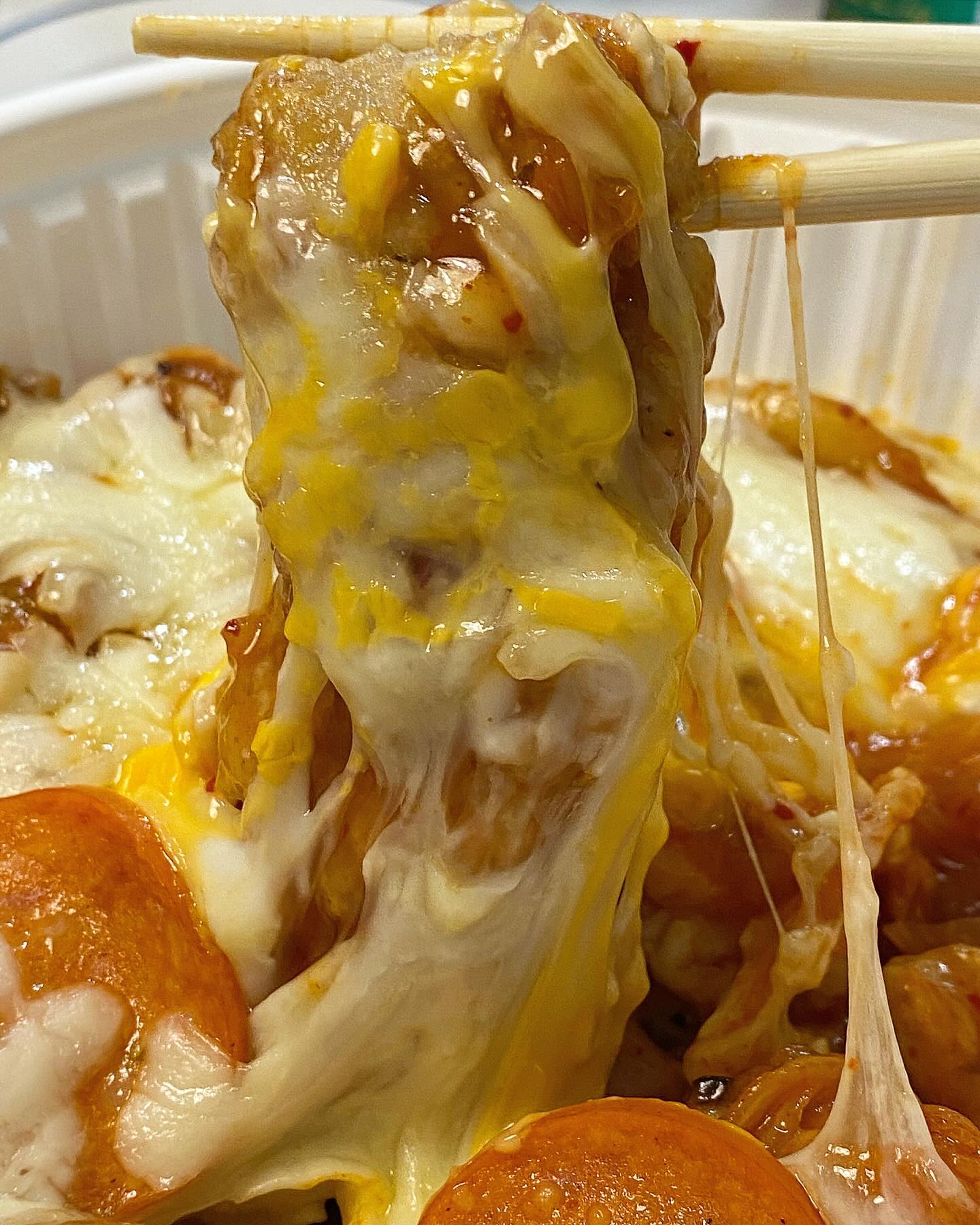 #협찬 쉐프의생안심탕수육지사

김피탕 맛집!!!!✨
혜자로운 양!!!
두툼한 고기!!!!

📍주소 : 인천 부평구 부개로 71-14 114호,115호
📍영업시간 : 매일 10:00-2:00

🏷️ 김치치즈탕수육(대) 32,000원

포장해서 집에 도착해서 렌지돌려주니까
치즈가 쭈우우우욱~~~늘어나요!!!🧀

고소한 치즈와 매콤상콤한 소스,
그리고 김치와 탕수육의 콜라보✨

고기도 큼지막하고!
완전 살코기!!👍🏻
부드럽고 지방없는 고기예요!

김치랑 먹으니까 물리지도 않고
대짜리 클리어했어요!!!!

배달의민족에서도 주문가능!!!⭐️

#부평맛집 #부개맛집 #인천맛집