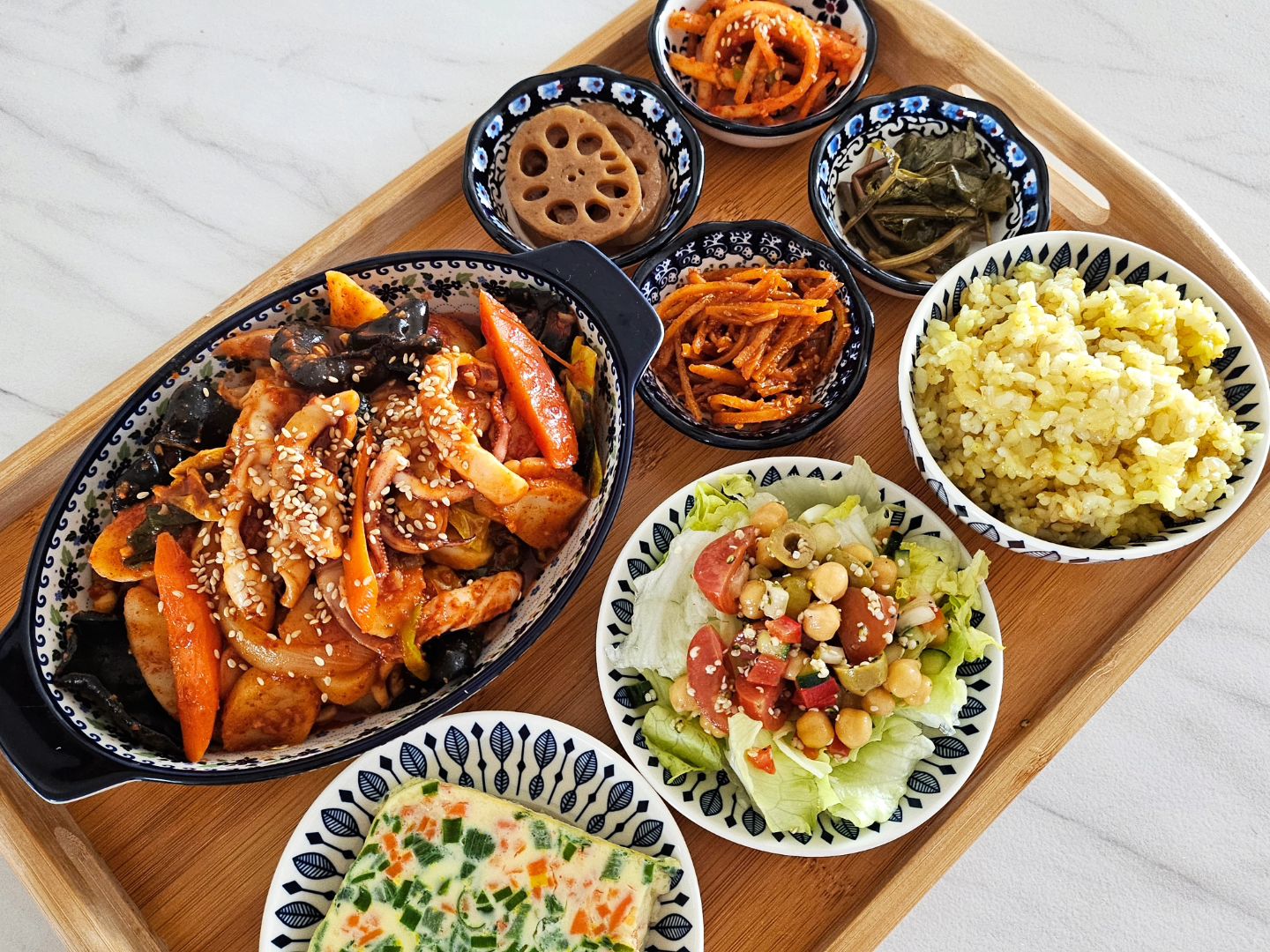#레시피 

👩‍🍳
#급식계란찜 

1. 계란 3알, 물 100ml, 참치액 1T, 맛술 1T, 
  소금 한꼬집 넣어서 잘 풀어주고 채망에 걸러주기
2. 다진 당근, 다진 파 취향껏 넣어주고
3. 계란물 넣을 그릇에 참기름 얇게 발라주고
 ( 익은 뒤 잘 분리됨)
4. 냄비에 찜발이 깔고 물이 끓으면 계란물그릇 넣어서
  12~15분 중불로 익히면  끝
 ( 계란 가운데 부분이 찰랑대지않고 단단해지면
  다 익은것)

#오늘의메뉴 #오늘뭐먹지 #반찬메뉴 #반찬레시피 #밥상스타그램 #밥상 #레시피 #hoomkooking #koreanfood #오징어볶음 #급식계란찜만들기 #진미채볶음 #병아리콩샐러드 #연근조림 #당귀장아찌 #콜라비생채