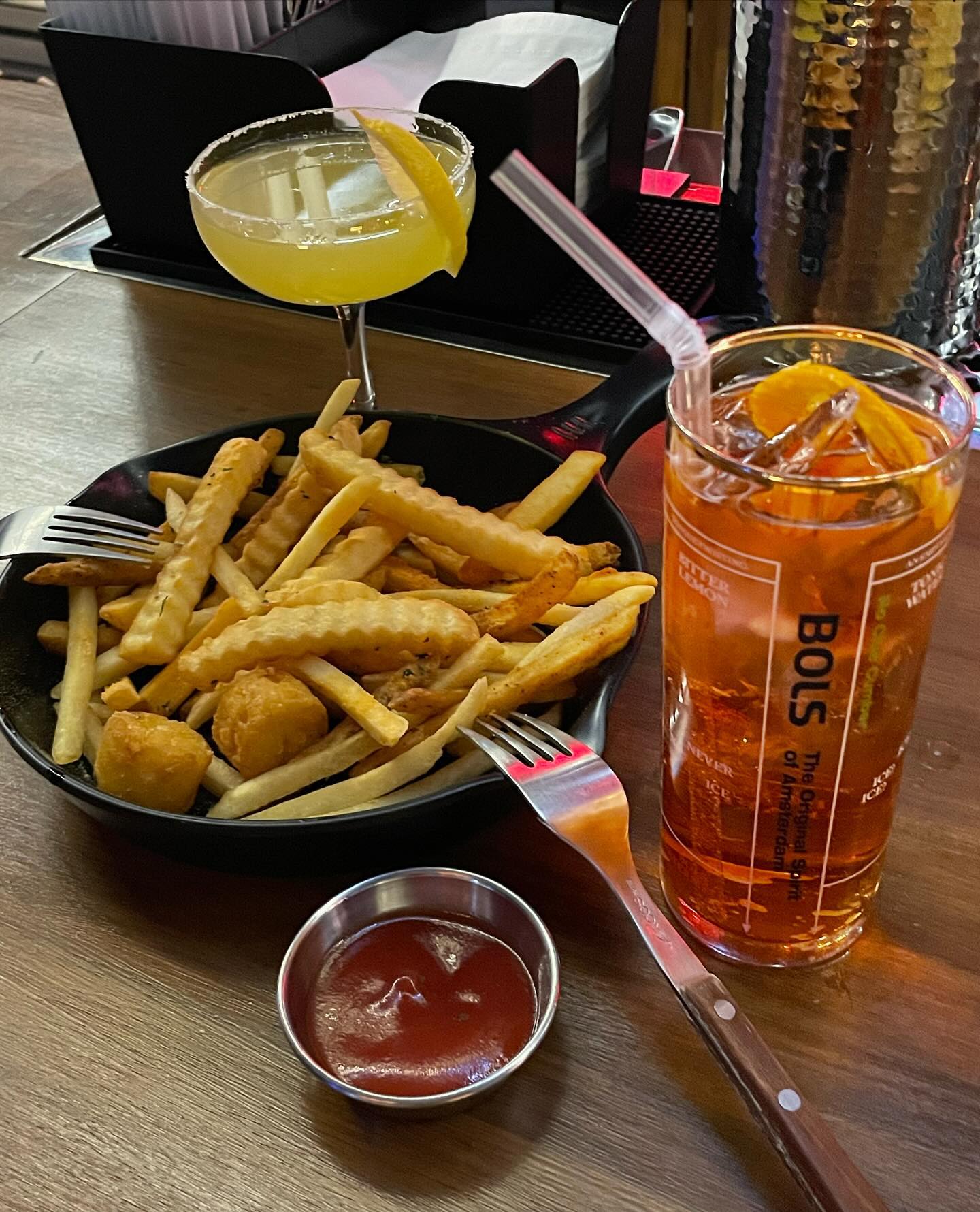 #협찬 🧂칵테일하우스 신촌
가성비와 분위기 둘다 잡은 프리미엄 칵테일바!
맛있는 안주, 친절한 직원분들, 한 잔에 7000~8000원으로 가격은 저렴하지만 고급진 칵테일 50여종을 맛볼 수 있는 신촌 칵테일하우스에 다녀왔습니다. 생일이벤트와 주말 칵테일쇼도 있으며 다트와 후카도 즐길 수 있어 친구들과 편하게 놀기 매우 좋아요. 친절하게 설명해주시고 추천해주시는 유쾌한 바텐더분들 덕분에 맛있고 예쁜 칵테일 마실 수 있었어요. 앞으로 신촌 2차는 여기입니다!!! 퀄리티, 맛, 가격, 분위기 다 너무 좋았습니다💕

서울 서대문구 연세로7안길 34-1 2층 칵테일하우스

cocktail.house2024 #칵테일하우스 #신촌칵테일하우스 #신촌술집 #신촌맛집 #신촌칵테일바 #신촌술집대관 #신촌후카 #신촌다트 #칵테일쇼 #신촌칵테일 #가성비칵테일 #가성비술집 #칵테일맛집 #신촌