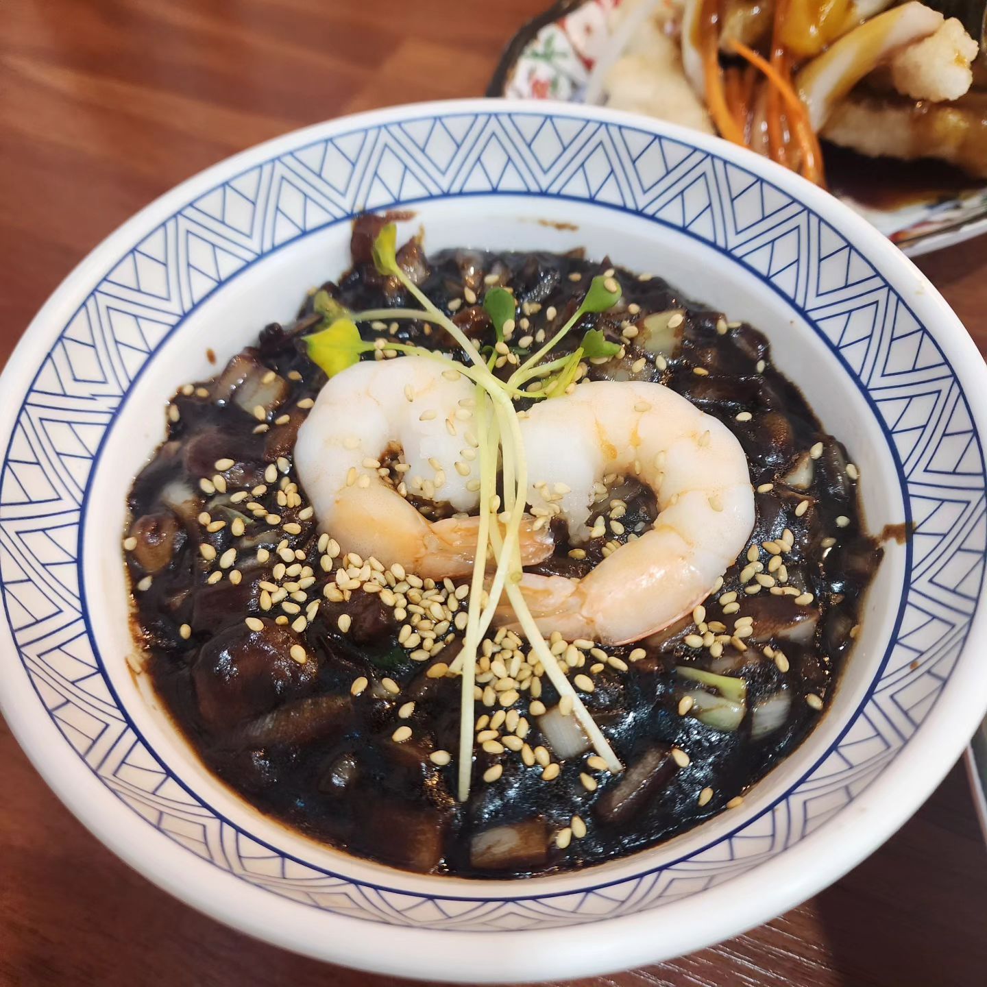 #제주도민맛집 #제주신미짜장 #제주중식당맛집 

오늘도 짜장면 먹으러 달려간 #신미짜장 !!!
동생과 벌써 3번 넘게 같이 방문한 곳 ㅎ.ㅎ

한번 먹으면 잊을 수 없는 맛있는 #간짜장 !!!!
#해물간짜장 강추 !! :) 만원 주고 먹을만 함!!! 
물론, 가성비 갑 짜장면도 👍 👍 👍 

한 그릇 다 못먹는 사람도 싹 비우게 만드는 맛!
짜장면 하면 생각나는 그런.. 진짜 짜장고수의 집!

탕수육은 버터가 사르르르 녹아있는데 
부드러운데 바삭하게 맛있는 곳!

동생은 #완뽕 !! 맛있는데 해산물도 많음
국물은 너무 적당하게 얼큰하고 시원한 맛!

매장 식사 시 계란탕/짬뽕국물/공기밥 무료!!!!! (안비밀)
너무 좋은 #짬뽕 #짜장 맛집인 이 곳 ~ ☆

#도민 #중화요리 #중식당 #맛집 #밥집 #현지인추천

제주시 남성로24 1층제주신미짜장
영업시간 11:00~20:00
휴무일 : 매주 화요일 정기 휴무