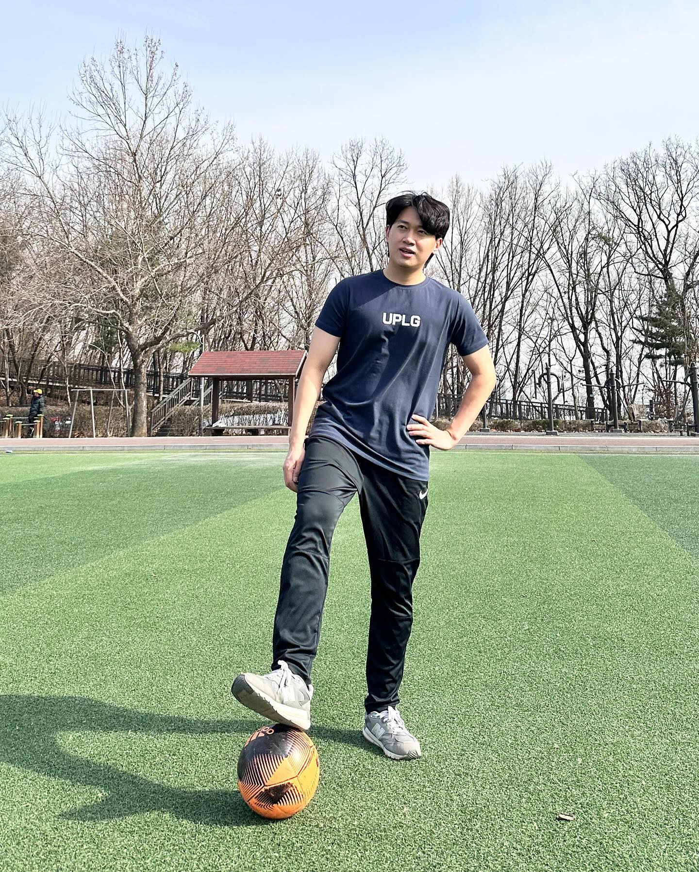 #협찬 ⭐️ UPLG ⭐️
핏도 이쁘고 운동할 때 입기 너무 좋은 머슬핏 반팔 💪🏻

📍탄탄하고 훌륭한 신축성
📍하루 종일 최상급 착용감
📍고급스러운 터치감
📍굴곡을 따라 흐르는 아웃핏
📍짐웨어 1위로 압도적인 판매량
.
.
#유라운지 #UPLOUNGE #UPLG #짐웨어 #남자머슬핏 #짐웨어추천 #남자머슬핏반팔 #머슬핏 #남자운동복 #데일리패션 #여름반팔티