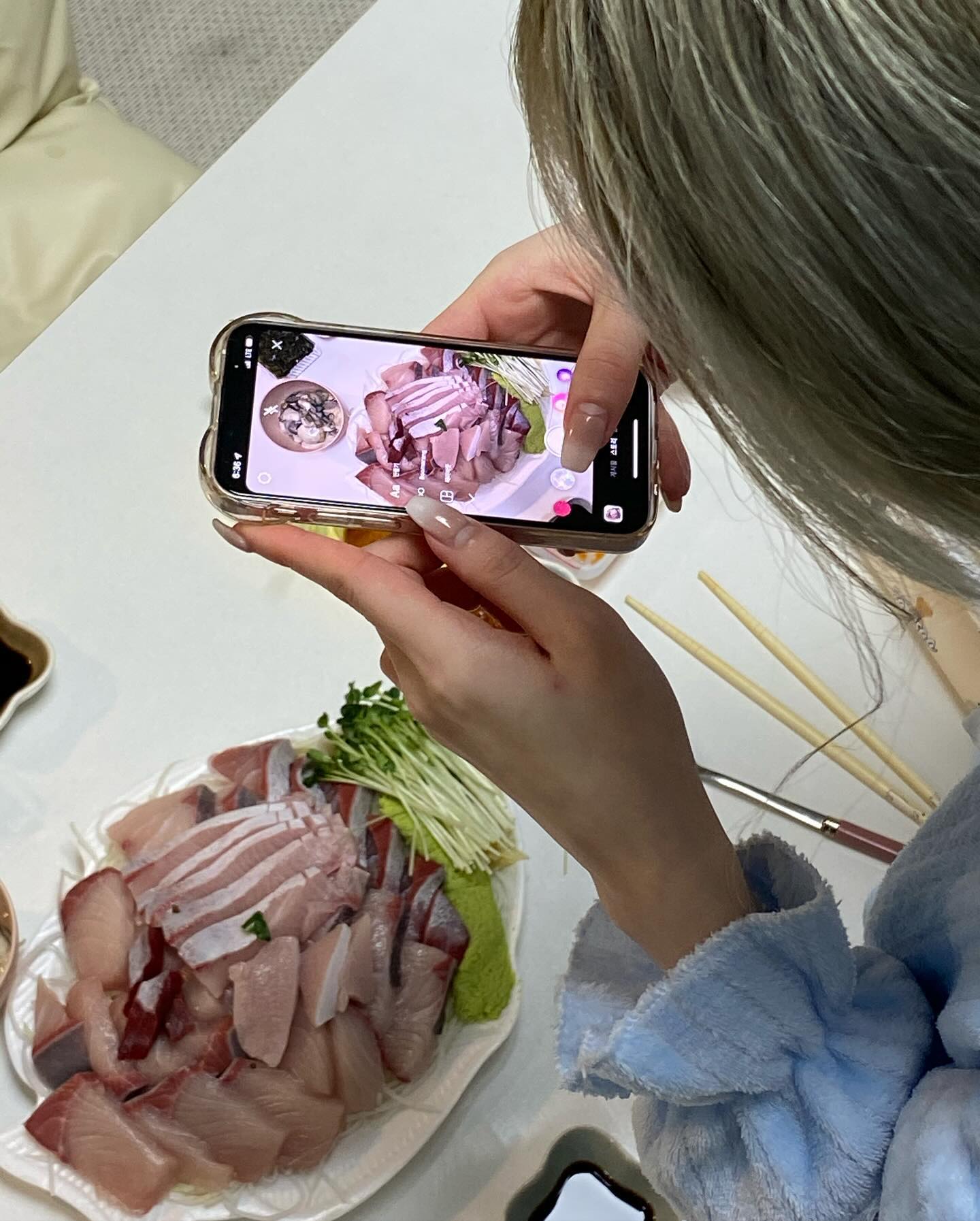 방어회 먹는법 친절하게 알려드림🫶🏻
김에 기름장찍은 방어랑 와사비,무순 올려서 옴뇸
기름지면 콜라로 내려주고
새우탕 컵라면도 먹어야지
요르랑 도넛으로 마무리😊👍🏻