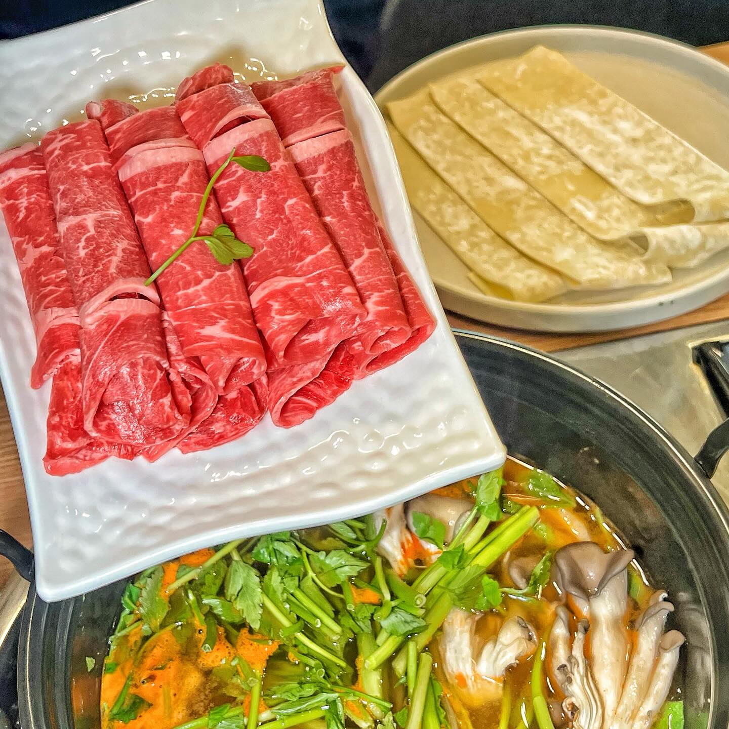 향긋한 미나리 듬뿍 들어간 얼큰 샤브샤브 
*협찬

쌀쌀한 요즘 속 뜨끈히 풀어줄
석촌호수 근처에 새로생긴
미나리 샤브샤브 전문점입니다!

청도에서 산지 직송으로 받은 
신선한 미나리를 사용해서
육수자체가 몸에 좋고 맛도 좋아 
부모님모시고 가기 딱이에요!!

사리는 블랙면과 넓적면이 있고
식감천재에요 둘 다,, 🥹

볶음밥은 필수인거 아시죠?

🌱 잠실 #방이동샤브샤브청도미나리
- 서울 송파구 오금로11길 26 2층 201호

_

#방이동맛집추천 #방이동샤브샤브 #방이동소고기 
#방이동칼국수 #방이동회식장소
#방이동맛집 #방이동술집 #방이동맛집추천