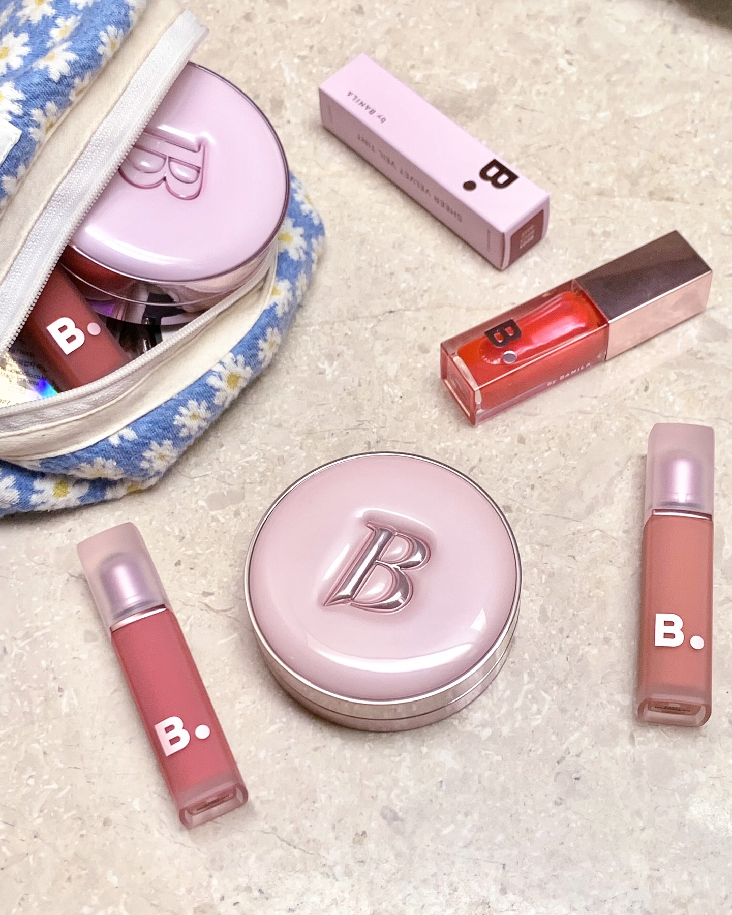 #AD #제품제공 
가을겨울 필수템이 되어버린
#바닐라코 에센스 스킨 핑크 쿠션🌷

쿠션 맛집 바닐라코의 NEW 쿠션이 출시 되었는데요
컬러는 총 4가지 19포슬린,21누드,21로지,23베이지 
로 출시되었습니댜☺️
제가 사용해본 컬러는 21호 로지 컬러인데
자연스러운 피치핑크빛 생기를 주는 컬러였어요🎀

수분에센스 포뮬라로 수정화장 후에 뭉침이나 들뜸없고
처음한듯한 피부표현이 유지되어요☺️

블렌딩 팔레트가 내장되어 있어서 퍼프에 내용물이 고르게 발려
균일하고 얇게 피부 메이크업을 완성할 수 있었어요😋

건조해질 겨울을 위해 선런칭 이벤트도 있는데욤🥰

 🎀쿠팡 선런칭 기념! 9/30 - 10/13일까지🎀

본품 정가 30,000원👉🏻21,000원 (무려 30%할인 된 가격!)
선런칭때 구매하시는 분들에게는
메이크업 픽스 50ml까지 증정해 준다고 하니
꼬옥 기간 안에 GET하기!!⭐️

banilaco_official
#바닐라코#에센스스킨핑크쿠션#핑크쿠션