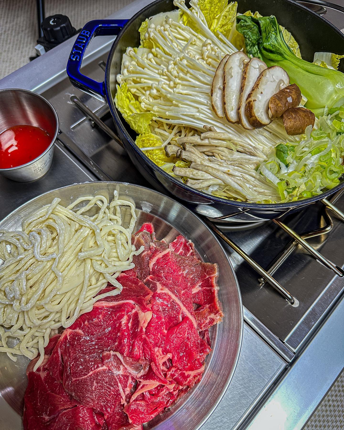 🍲🍲🍲🍲🍲

쌀쌀한 저녁 날씨에
얼큰한 국물 요리 생각😋

딱 맞는 얼큰 샤브샤브🍲
 
신선한 야채🥬
신선한 고기🥩
한가득이라 코펠말고 냄비를
따로 준비해 갔어요 😁

칼칼한 육수에 푹담궈서
새콤달콤 스윗칠리소스에 콕🌶️

스리라차불닭소스도 강추👍
이국적인 맛으로 즐길 수 있어요.

다 드시고 국룰이죠? ㅎㅎ
칼칼한 육수에 칼국수 🍜
마지막으로 죽까지 😋
안드시면 구속감이에요🤓

요즘 날씨에 캠핑 저녁메뉴로 딱!
📌 daehanfoodstore

#협찬#샤브샤브밀키트#샤브샤브#캠핑밀키트#밀키트#캠핑음식#캠핑요리#캠핑메뉴#술안주#집들이음식#손님상#연말파티음식#홈피티음식#대한푸드상회#캠핑#캠린이#스타우브