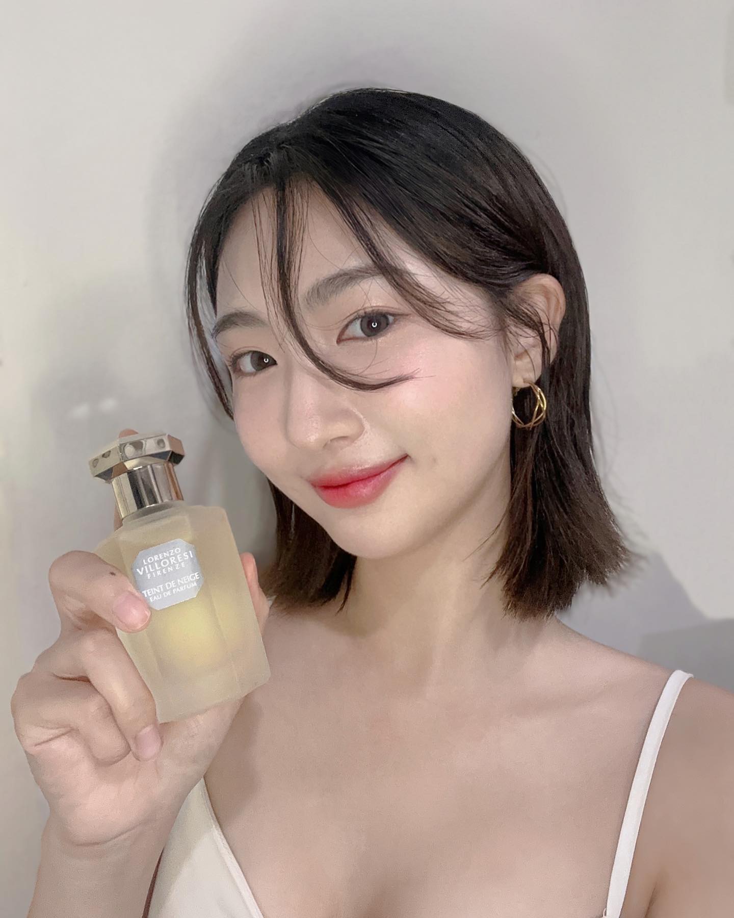 #협찬 여러분 이태리 향수 로렌조 빌로레시가 한국에 런칭 됐어요👋🏻

로렌조 빌로레시는 처음 접해보실 향수 이실텐데, 로렌조 빌로레시의 시작은 “1981년 처음 중동을 여행한 후 향에 대한 관심을 가지게 되어 이탈리아로 돌아와 개인 맞춤 향수로 인기를 얻던 향수로 시작해 펜디에서 향을 의뢰하면서 향수 사업에 본격적으로 시작한 브랜드에요.

▫️1993년, 본격적으로 로렌조 빌로레시란 브랜드로 첫번째 오 드 뚜왈렛을 출시하게 되면서 브랜드로서 긴 여정이 시작되었습니다.

❄️로렌조 빌로레시의 베스트행중 하나인 떵 드 네쥬 오 드 뚜알렛은 파우더를 바른 얼굴의 은은한 장밋빛 색을 연상시키는 향으로 파우더리한 향수 중에 알콜향이 세지 않은 은은한 향수는 로렌조 빌로레시가 제일 일 것 같아요!

국내 런칭 팝업 

진행중이니 한번 시향해 보세요!

▪️국내 런칭 팝업 : LCDC SEOUL 3F DOORS (12:00-20:00), 9월 20일~10월 2일 (9월 28일,29일 LCDC 공간 휴무)

SHOPLCDC.COM에서도 구매 할 수 있어요.

#지속력좋은향수 #니치퍼퓸 #로렌조빌로레시 #LORENZOVILLORESI #향수추천 #오래가는향수 #니치향수 #니치향수추천 #파우더향 #베이비파우더향 #향수스타그램 #향수덕후