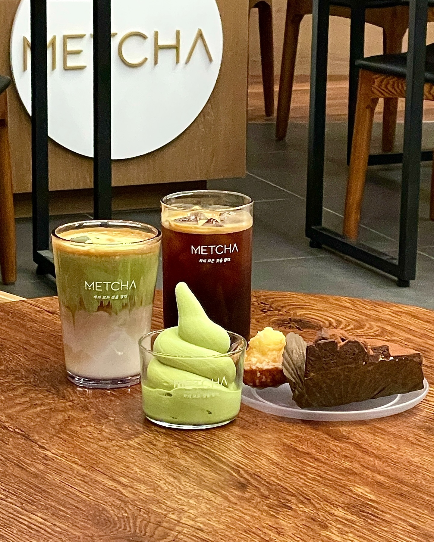 #인스파이어리조트 #맷차
_
맷돌로 갈아 만든 말차 전문 카페🌱
#말차아이스크림 이 진하고
적당히 달콤하고 향긋해서 맛있었고,
#말차크림라떼 도 위에 말차크림이
부드럽고 맛있었어요-💚
기대없던 케이크와 마들렌도 꿀맛!!
인스파이어 구경갔을 때
주차정산도 받을 겸 들리기 좋아요-