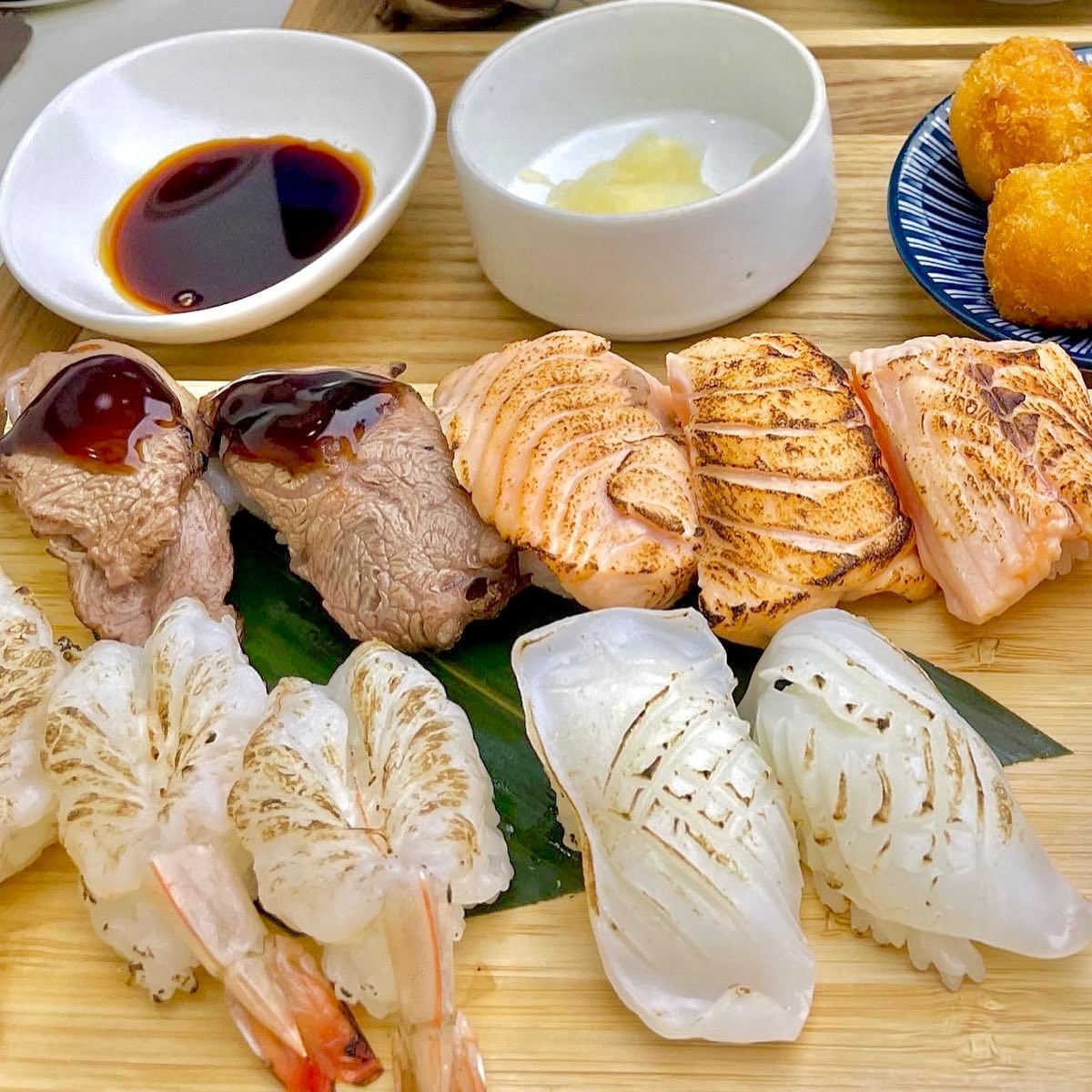 #대구맛집 #중앙로맛집 #대구데이트 

대구 시내 초밥 맛집 동경산보 다녀왔어요 ദ്ദി˶ˊᵕˋ˵) 

초밥은 말해 뭐해..사장님이 초밥에 진심인게 보여요🤩 뭣 보다 감자 사라다가 짱 이였어요 ‼️

사라다에 튀김가루가 들어있는데 바삭바삭 씹히는게 요 사라다 먹으러 다시 가고싶더라구요🥔

빵도 주시는데 빵에 사라다 발라먹으면 ~~ 🍞
최고의 조합 인정합니다용 🤍🩶✨

✔️오늘의초밥 ----- 15,500원
✔️반반초밥 --------16,000원
✔️불초밥(아부리) -- 16,000원

📍대구 중구 동성로2길 8 동경산보 동성로점
⏰ 매일 12:00~ 21:30 (15:30, 21:30 브레이크타임)
☎️ 0507-1429-7879

#대구시내맛집 #대구스시맛집 #동경산보