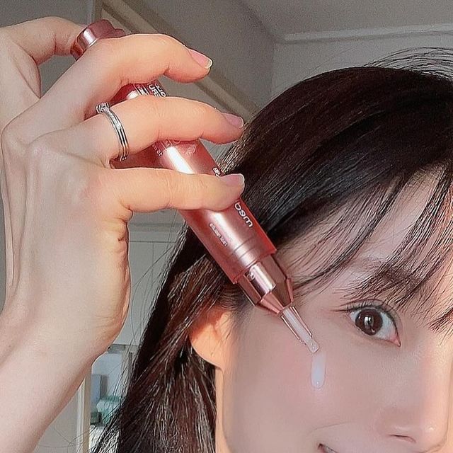 tina on Instagram: "[광고] 메디큐브 콜라겐 글로우 부스터 세럼 1월22일에 출시된 콜라겐 물광 부스터 “한샷” 볼륨 광체세럼 초저분자 콜라겐과 우유단백질 10,000ppm함유로 쳐저가는 피부탄력