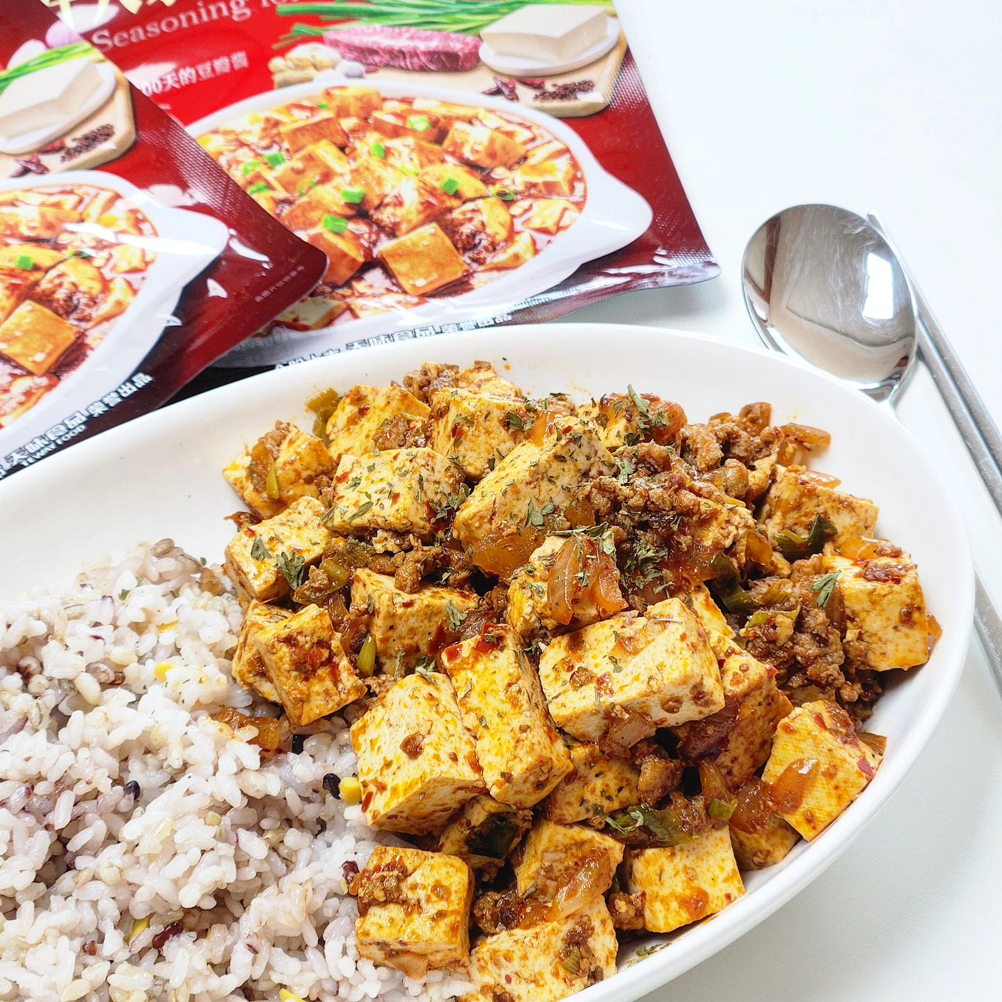#협찬 🍛호인가_마파두부소스

중국 요리 좋아하신다면 완전 취향저격 당하실
소스 추천해드림동

바로 호인가 제품인데요 
사천식 중국 요리 소스 전문 업체라서 다양하고도 사천 요리맛 낭낭한 소스예요!
무엇보다 제가 이번에 먹어본 마파두부는 중국 전통 두반장을 사용한데다가 마라마라도 낭낭해서 마라 좋아하시면 정말 굳굳인 맛이었어요!

저는 다진 고기랑 양파랑 파만 넣어서 볶았는데 버섯도 넣으면 좋겠다 싶었구
국물 없이 볶음처럼 만들어져서 예쁘게 담아먹기 좋았어요!

매콤하고 감칠맛 대박인 마파두부 원하시면 요 호인가 마파두부 소스 왕왕 추천합니다🔅
-
📌#ye또먹_집밥 #ye또먹_요리 
#호인가마파두부소스 #덮밥소스 #중식 #매콤한 #간편한 #요리소스 #중국음식 #마파두부맛집 #마파두부 #마파두부덮밥 #마파두부밥 #레시피 #집밥레시피 #요리스타그램 #저녁메뉴 #집밥