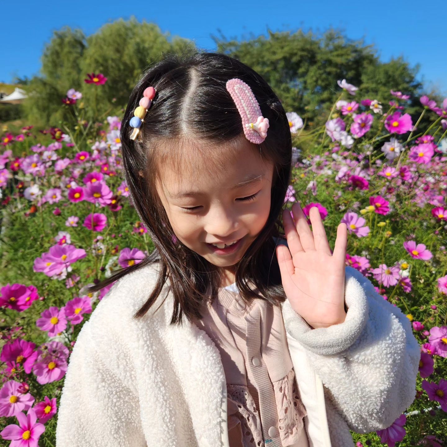#예라미

담임쌤이 추천해주신
억새축제 다녀왔다.

사람 엄청많아서 깜짝놀랐고
예쁜억새풀과 코스모스에
공원전체가 포토존이였네🩷

날씨도좋고
바람도좋고
꽃도예쁘고

송충이만빼면 모든게 완벽했다🤣
🗓 23.10.21
.
.

#하늘공원 #억새축제 #주말나들이 #코스모스
#억새 #꽃구경