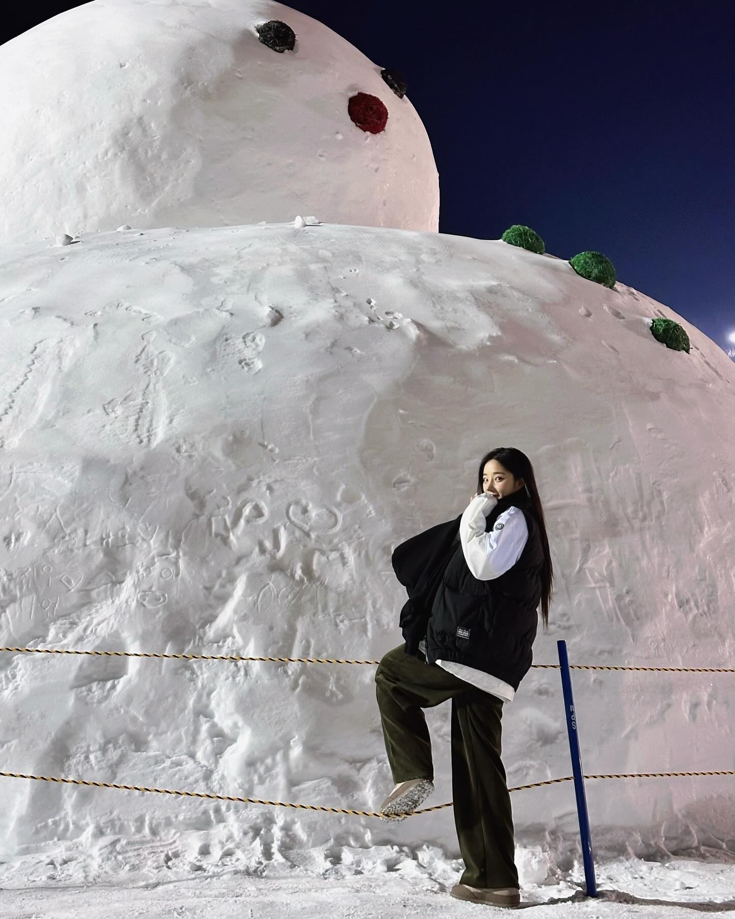 휘팍 마스코트 블랑이☃️🩵

다들 보드타느라 모르고 있었을지도 몰라,,
몽블랑에 있던 블랑이 스키하우스로 이사한 거!
스프링 시즌도 왔구 눈도 많이 무너졌을테니
시즌끝나기 전에 블랑이랑 인증샷 찍자!!📸

📍Photo spot, 휘닉스파크 스키하우스 앞

⛷️ phoenixhnr 
🚡 phoenixhnr_travel 
🧣 blent_korea 
_ BLENT ROMEO CREWNECK 

#휘닉스파크 #앰배서더 #휘팍 #촬영 #사진 
#꽃보더 #겨울코디 #ootd #옷 #fashion 
#스노우보드 #스키장 #스키장패션 #블렌트 
#겨울여행 #snowboard #mood