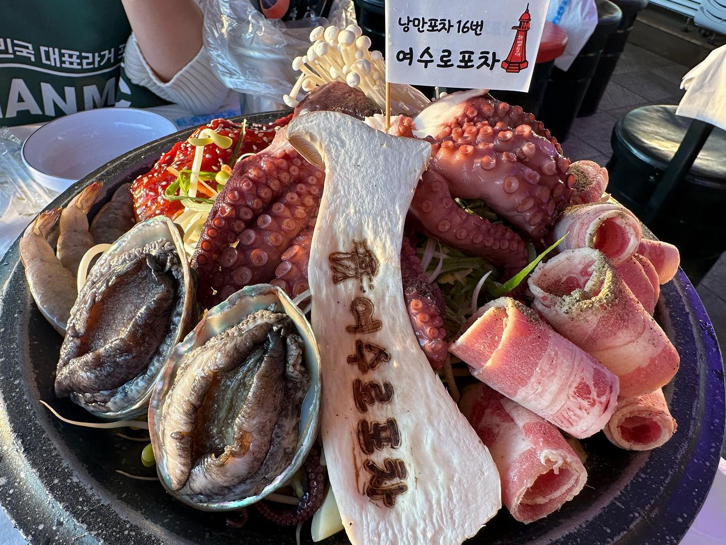 #제품제공 #여수로포차 .
.
여수 하면 생각나는 #여수돌문어해물삼합 먹고 왔어요 (๑°꒵°๑)
#여수로포차 는 신선한 해물과 시원하고 진한 맛의 배추김치, 국산 참기름 등 좋은 재료를 사용해 맛이 특별 했고, 
한입 먹는 순간 초록병을 찾게 되는 시원함 ˘̴͈́ꈊ˘̴͈́ 
저는 친구와 둘이 갔지만 넓은 식사공간과 분위기도 좋고,
아기 의자와 아기용 주먹밥 무료 제공 등 다양한 서비스가 있어서 가족 단위 또는 단체모임 장소로 최고이지 않을까 싶어요😆
여수에 여행와서 돌문어삼합을 먹는다면 #여수로포차 추천❣️

📌장소: yeosuropocha16 

#여수 #여수낭만포차거리 #여수해물삼합 #여수해물삼합맛집  #여수밤바다 #아기랑여수여행 #여수맛집 #여수여행