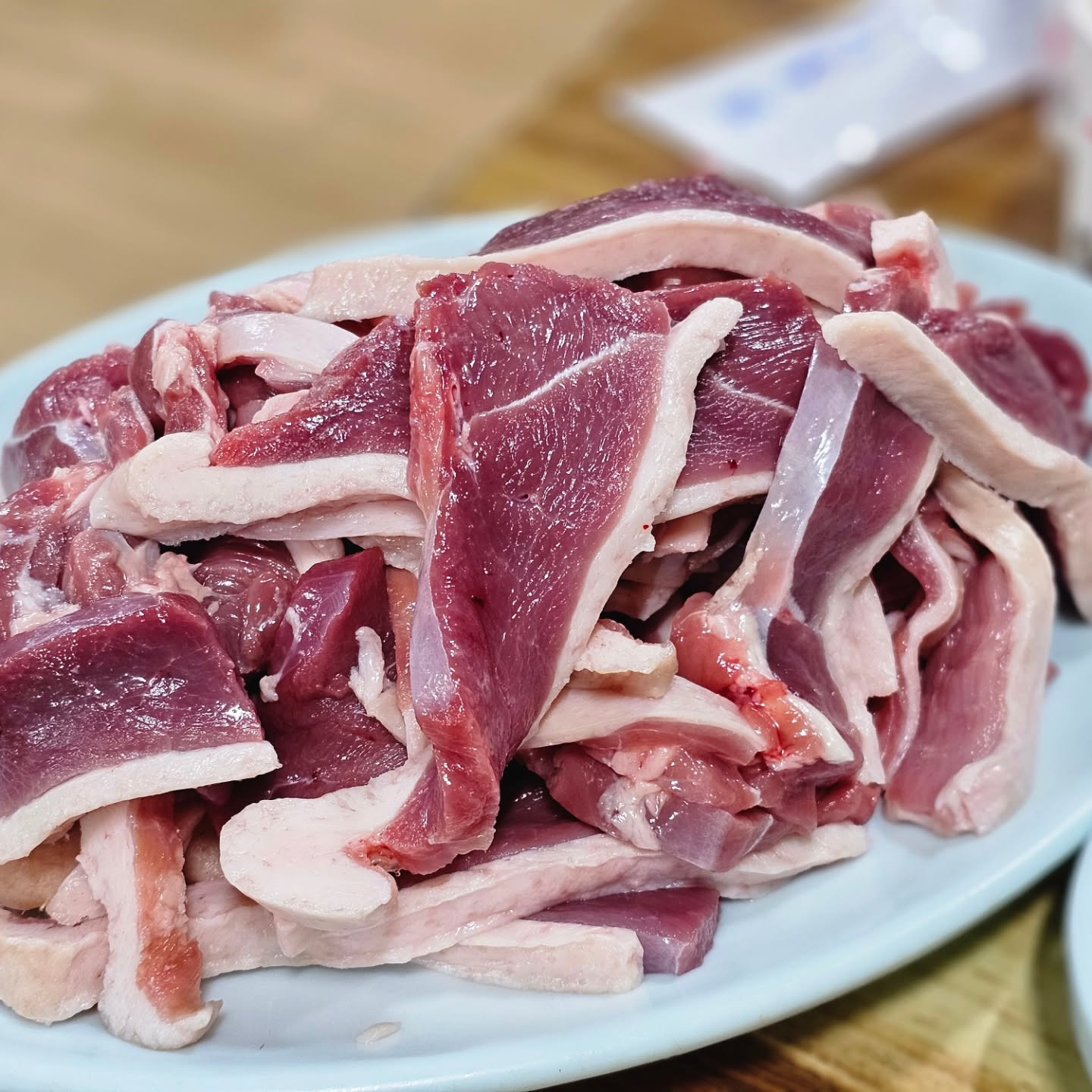 광명 오리고기맛집 광명토성 😊

오리고기 비쥬얼에 반해 갈수밖에 없던곳 

직원분들이 다들 어르신들이라 조금 느린것 빼곤
고기가 넘 맛있어서 이해완 ㅎㅎ

#광명맛집 #광명토성