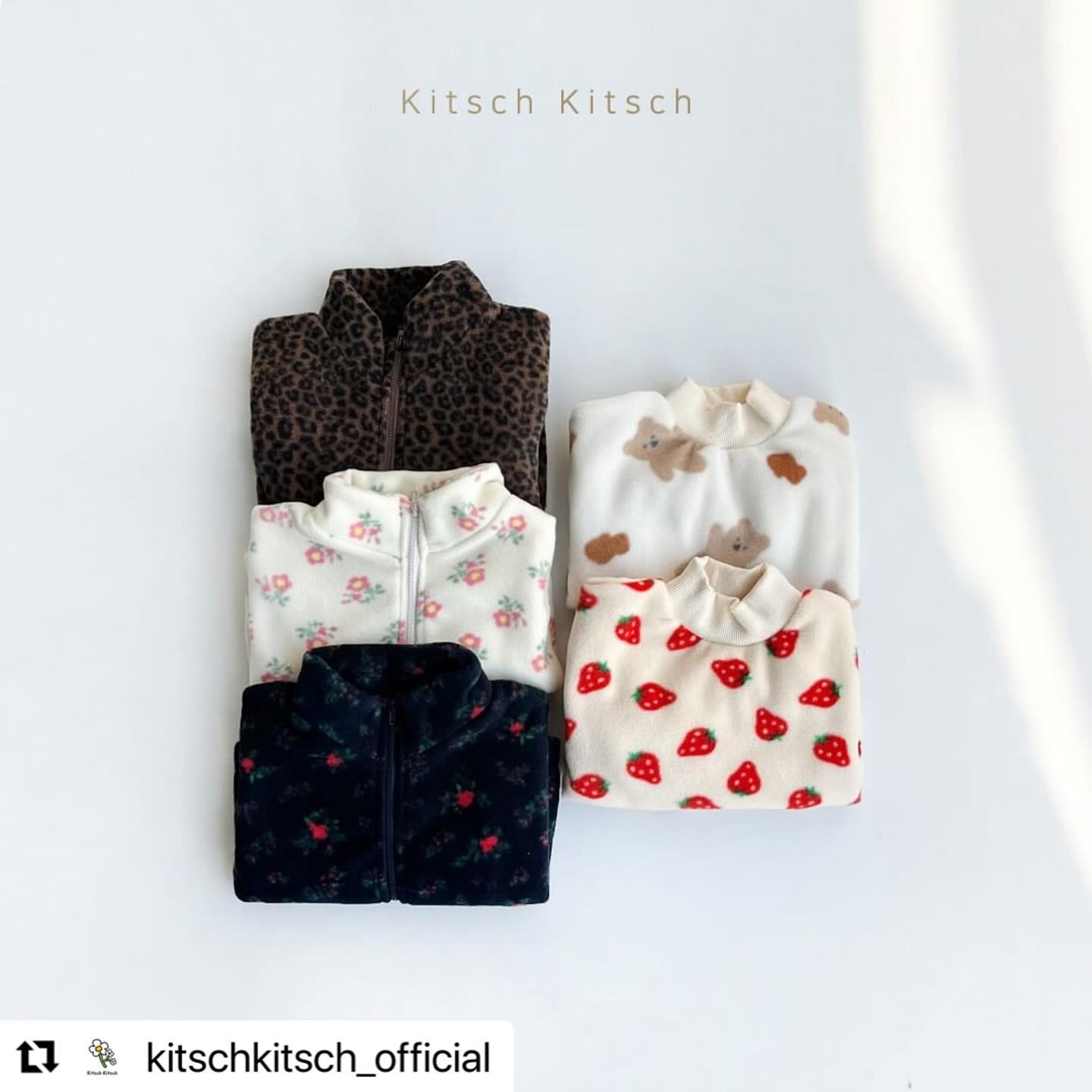 #Repost kitschkitsch_official with use.repost
・・・
#키치키치 #이벤트

키치키치 플리스상하복!
새로운 패턴과 함께
더 예뻐져서 돌아왔어요💞
요거 마음에 드신다면
친구소환+제~일 마음에 드는 색상!!!!
댓글 남겨주셔요:)
호피, 플라워, 네이비꽃, 곰돌이, 딸기
이렇게 있습니다😇

⭐스토리 말고 게시글로! 리그램 해주시면
당첨 확률이 더 높아진다는거⭐

추첨을 통해 키치키치 홈페이지에서 사용하실 수 있는 적립금 10000원 바로~쏴드릴게요~

많이많이 참여해주세요!!!!!!

#아동복이벤트 #아동복쇼핑몰 #유아동복 #아동복도매 #겨울상하복 #후리스상하복 #겨울등원룩 #아기등원룩 #맘스타그램 #육아소통 #아기옷 #아기겨울옷 #baby #아기패션 #kitschkitsch