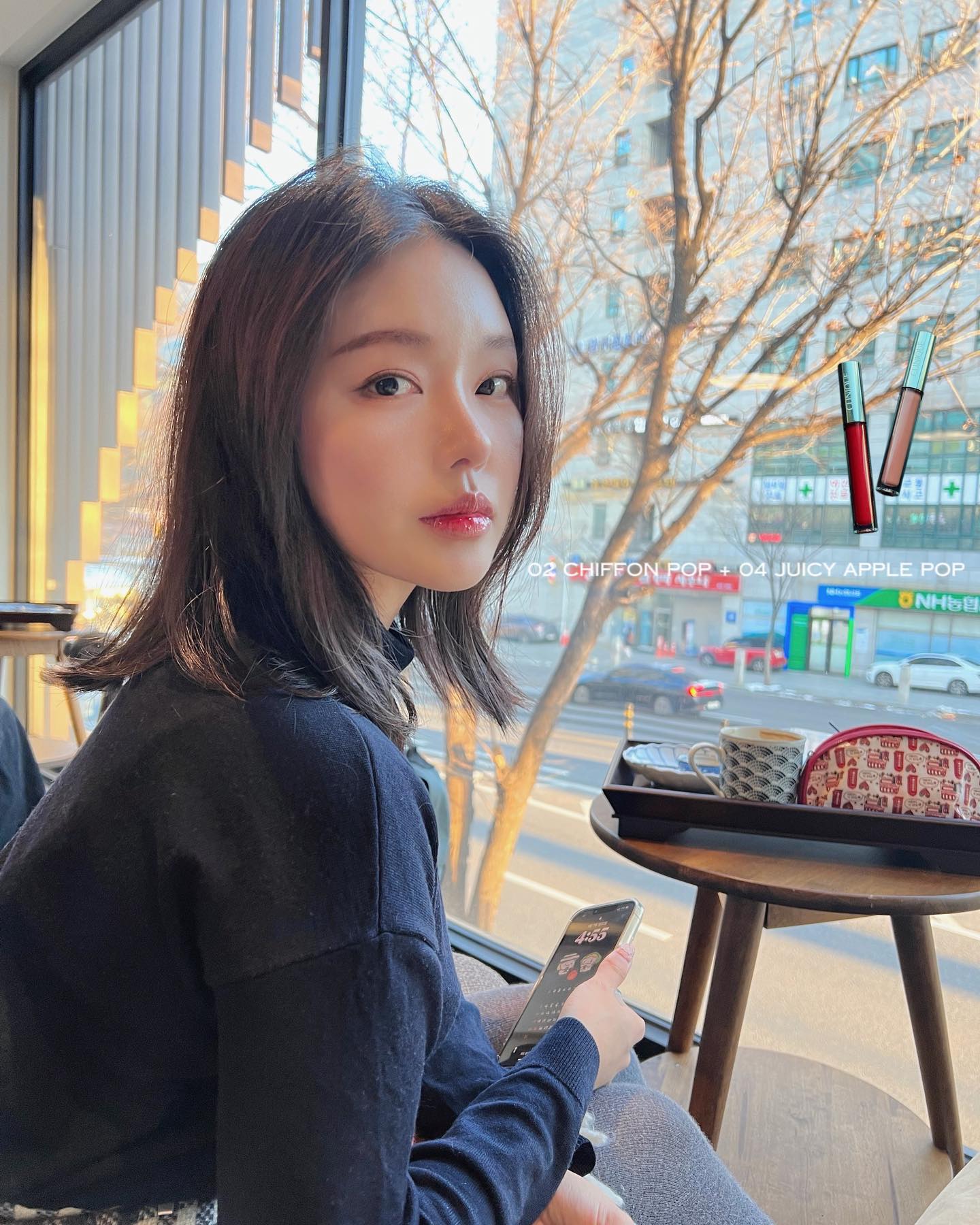 #제품제공 🐇🍎요즘 토끼혀립이 유행이라고 해서 저도 도전해봤어요.ᐟ
#크리니크 ‘팝플러시 크리미 립 글로즈’ 로 해보니까 다른 립 여러개 바를 필요 없이 한가지 제품으로 말랑탱글한 립이 가능하더라구요?
맨 처음 바를 때는 립 제형이 처음 보는 꾸덕함이라 놀랐는데 바르고 나니까 입술 탱글함이랑 색감이랑 보습력이 미쳤어요 그냥 ………..😮😮😮
사진 속 제가 바른 건 02호 쉬폰팝이랑 04 쥬시애플팝이에요 ~.~
누디한 컬러 쉬폰팝에 빠알간 상크미 컬러 쥬시애플팝 레이어드해서 포인트줬어요🫦💄
+근데 전 탕후루 조아하니까 #탕후루립으로 할래요~🍡🍡🍡
탕후루립 가지고싶은 사람들은 크리니크 홈페이지나 크리니크 공식 네이버스토어, 백화점에서 팝플러시크리미립글로스 쟁이세요 🙈🍡🙈🍡
++사진 넘겨서 플래시 on / off 발색도 확인해보세요 ˙ᵕ˙♥
#팝플러시#팝플러시크리미립글로즈#립추천#lip#lipgloss#beauty#instabeauty#일상#daily#selfie#코덕#뷰티#뷰티스타그램