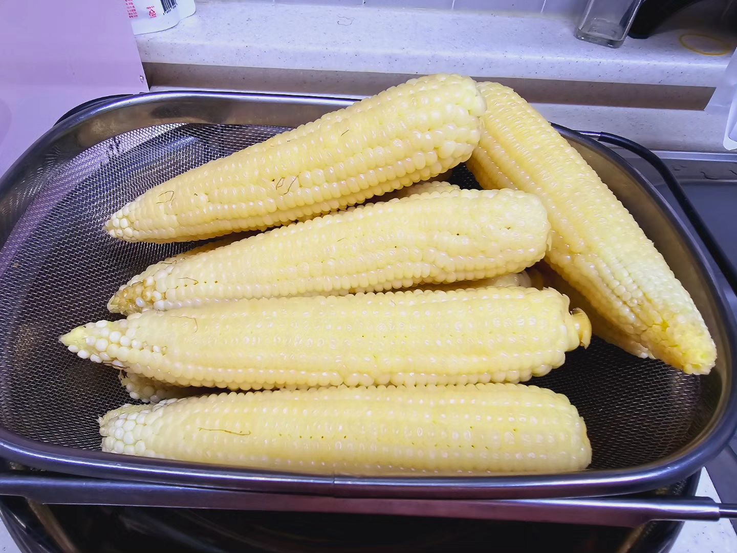 어머님이 주신 옥수수🌽 오늘 다 손질해서 삶았다.
잘 먹겠습니다.♡

처음으로 집에서 삶아 봄 

#어머님이주신옥수수 #옥수수삶기🌽 #옥수수 

corn my mother gave me, I trimmed it and boiled it today.
Thank you for the food. ♡

It's my first time boiling it at home.

# Mother's new corn # Corn boiling 🌽 # Corn