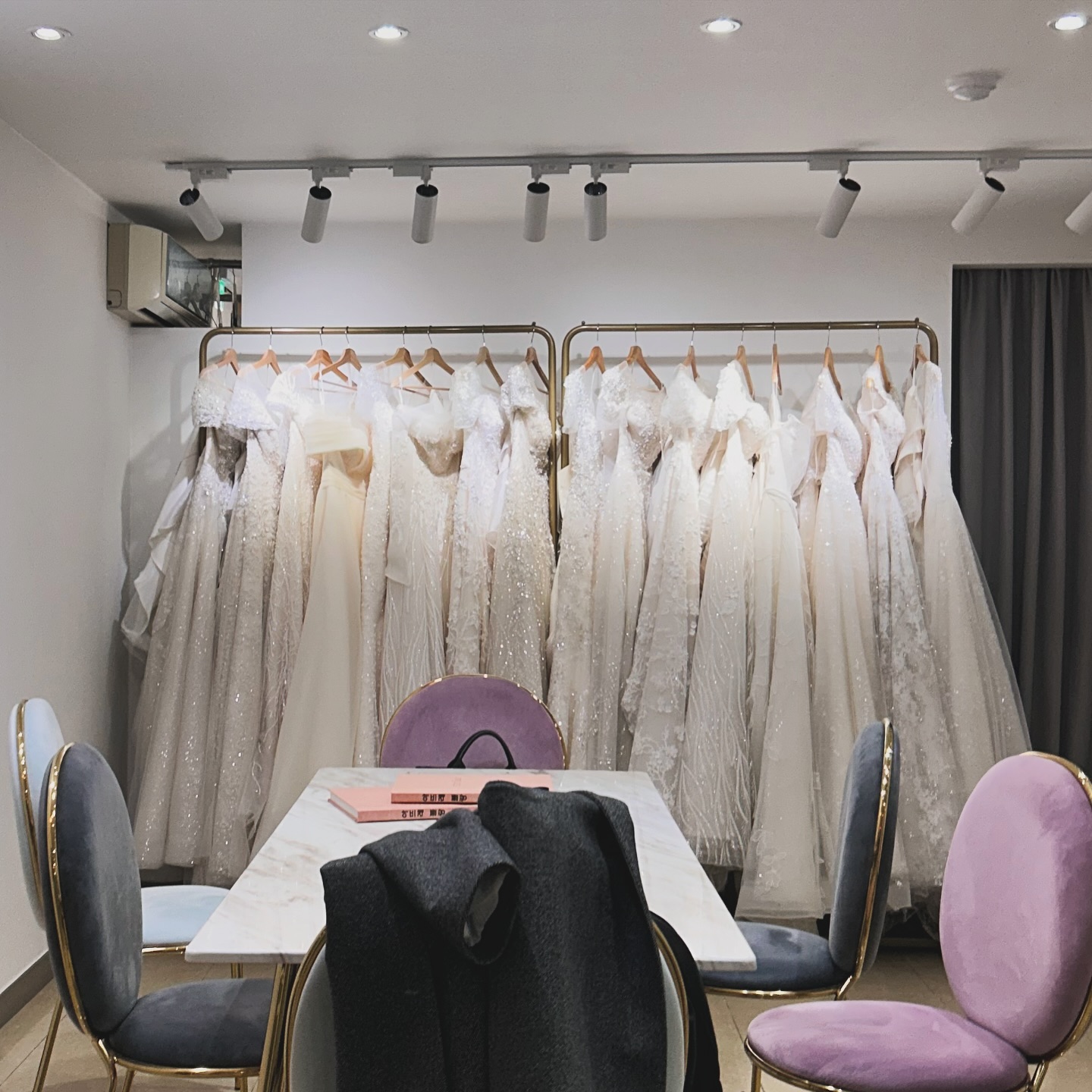 드투 짱재밌당~~
direct.wedding 
#다이렉트결혼준비 카페에서 결혼 준비하는데
#스튜디오 #드레스 #메이크업 묶어서 #스드메 전부 #무료 로 해서
더 재미있었다~!! 후후
.
.
#추천인 #추천인코드 는 #코알랄
#입력 하고 가입하면 #3만포인트 즉시 지급!
-> #사회자 #부케 #스드메잔금 #현금 등등 사용 가능~!
#코알랄 저처럼 #무료스드메 로 #결혼준비 하세요!