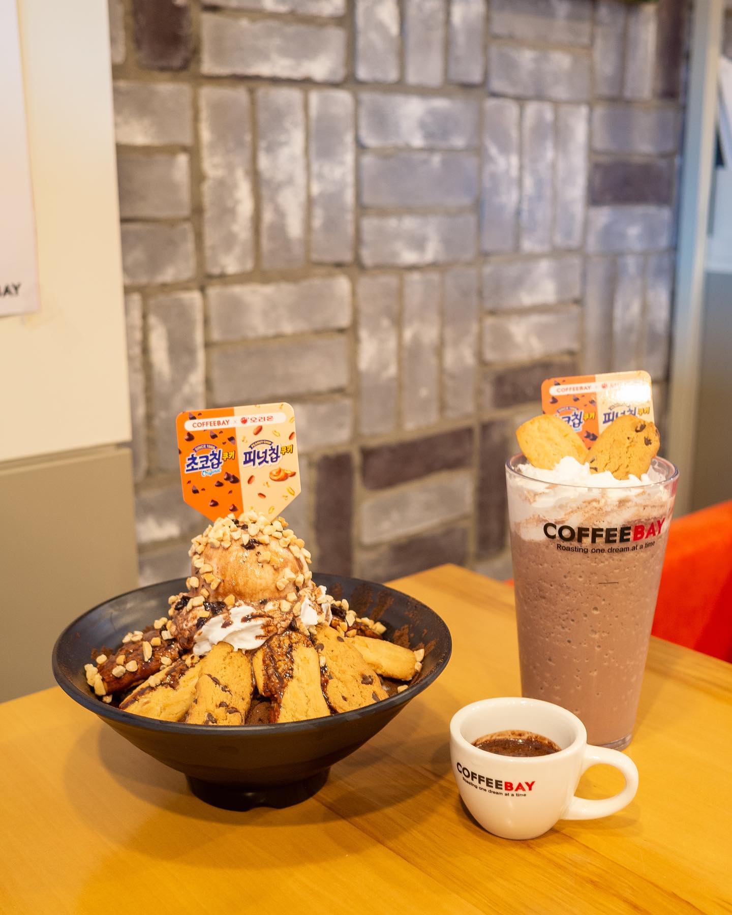 #광고 x coffeebay_official 

☕️🍪커피베이와 오리온 초코칩쿠키, 피넛칩쿠키 콜라보로 만들어진 신메뉴 탄생!

#쿠키듬뿍눈꽃빙수 #쿠키듬뿍얼음빙수 #쿠키듬뿍프라노베  
💛여름이라 빙수에 꽂혀서 우유빙수 맛도리 메뉴 찾아다니는중인데 역시나 우유빙수는 옳다🫶🏻
쿠키듬뿍올라가서 초코덕후, 쿠키덕후들을 사로잡을 비주얼부터
빙수맛은 초코우유슬러쉬랑 쿠키를 함께먹는너낌! 초코칩쿠키 우유말아먹으면 대존맛인데
이맛 모르는사람없겠지????? 마지막에 초코소스 비율 조절하면 초코 진한맛 조절가능!
쿠키듬뿍빙수맛 미니미 버전이 쿠키듬뿍프라노베! 혼자먹을때는 프라노베 둘이먹을때는 쿠키듬뿍빙수
시원한 빙수의 계절 여름에 커피베이 신메뉴 쿠키듬뿍빙수 초코덕후들이라면 추천!! 😉👍🏻

🏷️#커피베이 #빙수 #커피베이빙수 #커피베이x오리온 #쿠키듬뿍빙수 #초코칩쿠키 #피넛칩쿠키 #빙수맛집 #빙수추천 #카페추천 #커피베이옥계점