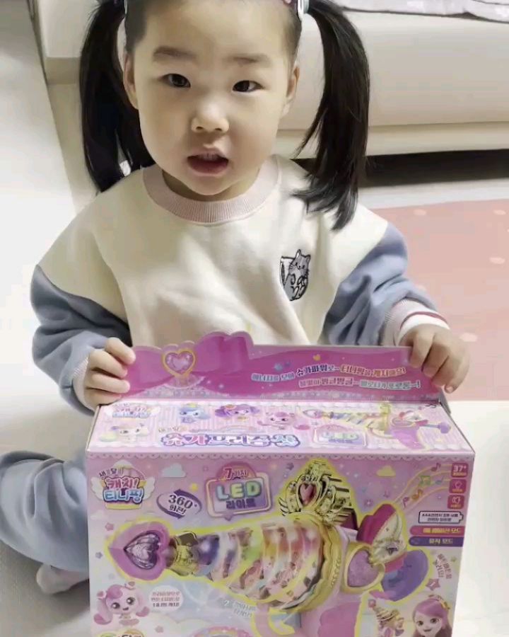 #이모최고#고맙습니다#티니핑입문안돼 ㅋㅋ

티니핑 좋아하믄 엄마가 힘들어져서ㅡㅠ
다시 요즘 뽀로로 보여주는중 ㅋㅋ

저번에 언니꺼가 부러웠는지 오늘도 어제도 계속 물총이야기 ㅋㅋ

사실 우이동이모가 지난주에 선물해줘서 엄마가 숨겨놓았단다. ㅋㅋㅋ
아빠랑 건전지도 갈아끼고..
요즘 둘이 되게 친함

티니핑 놀 동안 엄마는 낮잠을 엄청 주무심 ㅋㅋ
아~~ 그래서 그런지 몸이 개운하구만 ㅋㅋ