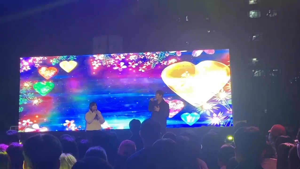 🎶사랑보다 깊은 상처 - 박정현, 임재범

기대없이 마지막이다 생각하고 올라간 학교 무대에서 무려 우승… 설마 우승하겠어 하는 마음 반, 화음을 쌓을줄 몰라 들리는 노래에서 화음 따보려고 아둥바둥 하는 마음 반..
진짜 송이한님이랑 듀엣을 하게 될 줄 몰라 내 무대보다 더 떨면서 노래 불렀는데 진짜..반응해준 친구들한테 너무 고맙고…🥺
다들 무대영상 풀버젼 가져오라고 아우성 쳤는데 꽁꽁 숨겨두다가 언제 또 이런 경험 해보겠나 싶어서 용기내서 피드박제✨
실수도 많고 떨려서 이젠 기억도 없는 무대지만 아직도 저때 생각하면 기분이 몽글몽글🫧
아무튼 전부 고맙고 사랑한다고.. 응원해준 아가들 너희가 최고야🫶🏻🤍