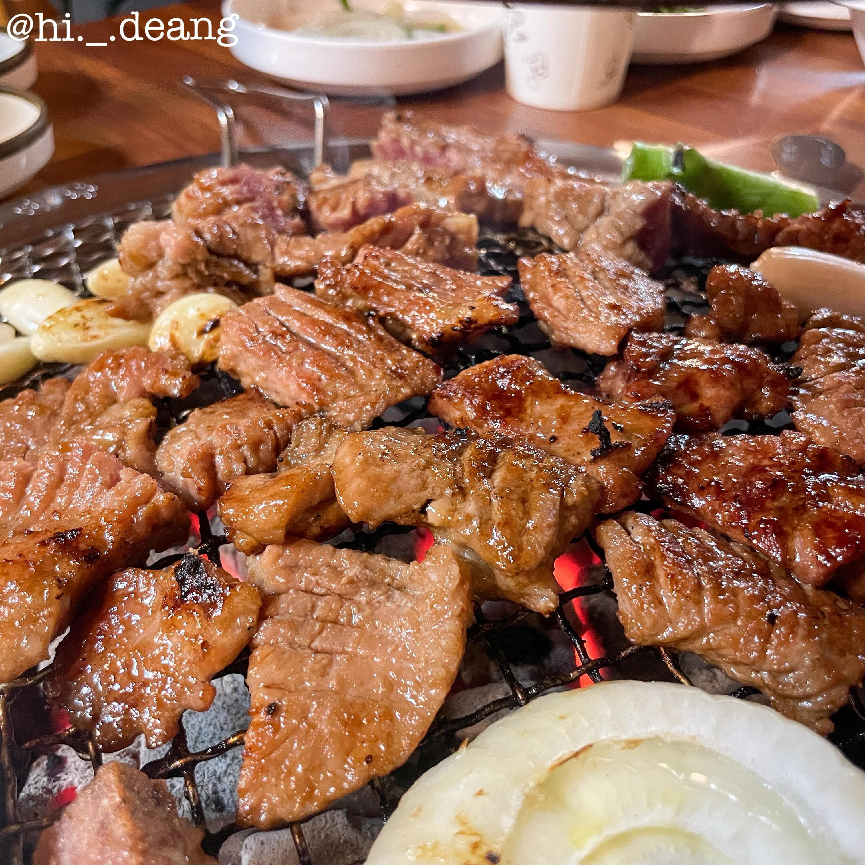 ॱଳ͘ 
오늘은 내가 좋아하는 돼지갈비🤍

오랜만에 먹는 돼지갈비라서
너무 많이 먹은 듯,,,

하지만 다이어트는 내일부터지 ’ڡ‘४

#돼지갈비 #다이어트는내일부터