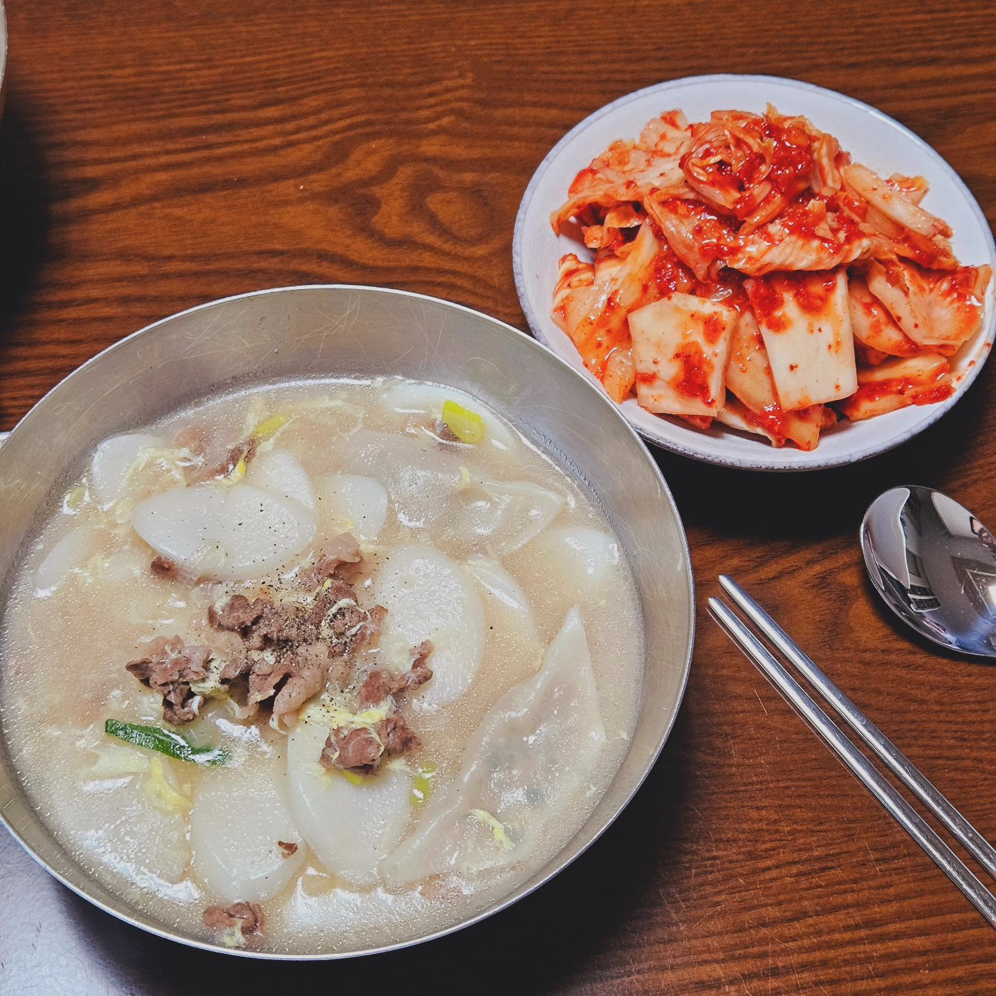 👨‍🍳아빠가 해준 차돌떡국 먹고
2024년에도 건강하게 잘먹고 잘놀고
잘크자 쏭3이들❤️