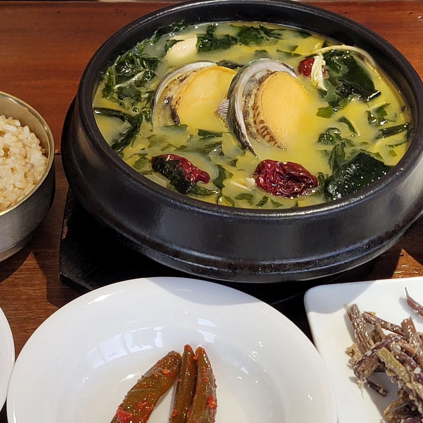 서울 서초 남부터미널 예술의전당 미역국맛집 <미반>

진~하게 우러난 미역국의 찐하고 깊은 맛을 볼 수 있는 미반 미역국 정찬.
다양한 맛의 미역국을 맛볼 수 있어요!
정갈한 반찬들도 하나하나 다 맛있어서, 누구 모시고 오거나 한끼 식사 대접하기에 좋겠더라구요.
.
.
.
#서울맛집 #서초맛집 #남터맛집 #남부터미널맛집 #예술의전당맛집 #미역국맛집 #한식맛집 #식당추천 #점심추천 #저녁추천 #동네맛집 #점심맛집 #정갈한밥상 #맛있는밥상차림 
#미역국 #전복삼계미역국 #소고기미역국 #전복미역국 #삼계미역국 #가자미미역국 #순살가자미미역국 #소고기얼음미역국 #조개미역국 #굴조개미역국 #정찬 #미역국정찬 #미역국잘하는집 
#서울데이트 #남부터미널데이트 #데이트추천