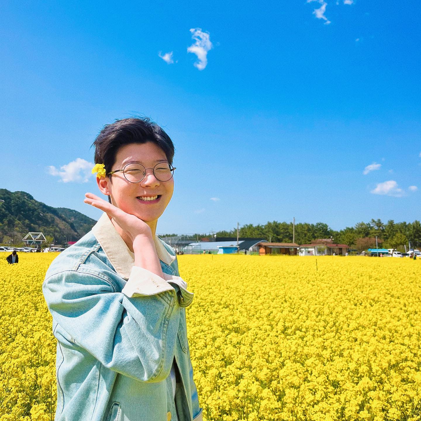피드에 슬슬 꽃 소식이 보이더라구요💛 얼른 예쁜 꽃놀이를 가고 싶어 작년 봄 꽃놀이 사진을 찾아봤어요💕 삼척 맹방의 유채꽃 축제인데 노랑노랑한 유채꽃이 너무 예쁘죠🤭 올 봄에도 유채꽃 구경 가보려구요🌼🌼

#삼척 #강원도 #삼척여행 #유채꽃 #커플 #커플사진 #커플스타그램 #꽃놀이 #꽃스타그램 #꽃밭 #커플일상 #예비부부 #신혼부부 #데이트 #데이트추천 #데이트코스 #데이트장소 #여행 #여행스타그램 #럽스타그램
