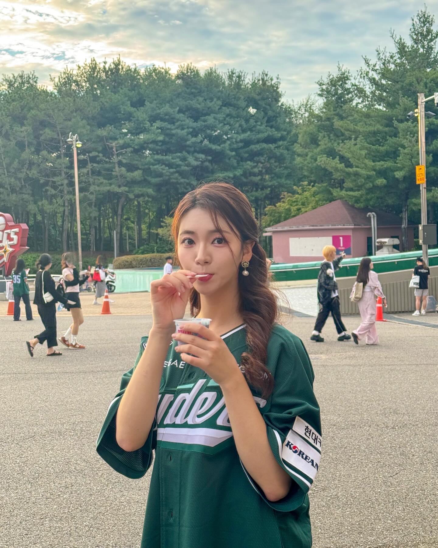 야구 하루살이
경기장 갈 때마다 하루하루 유니폼 빌려입기 
이것두 한달 전이야..