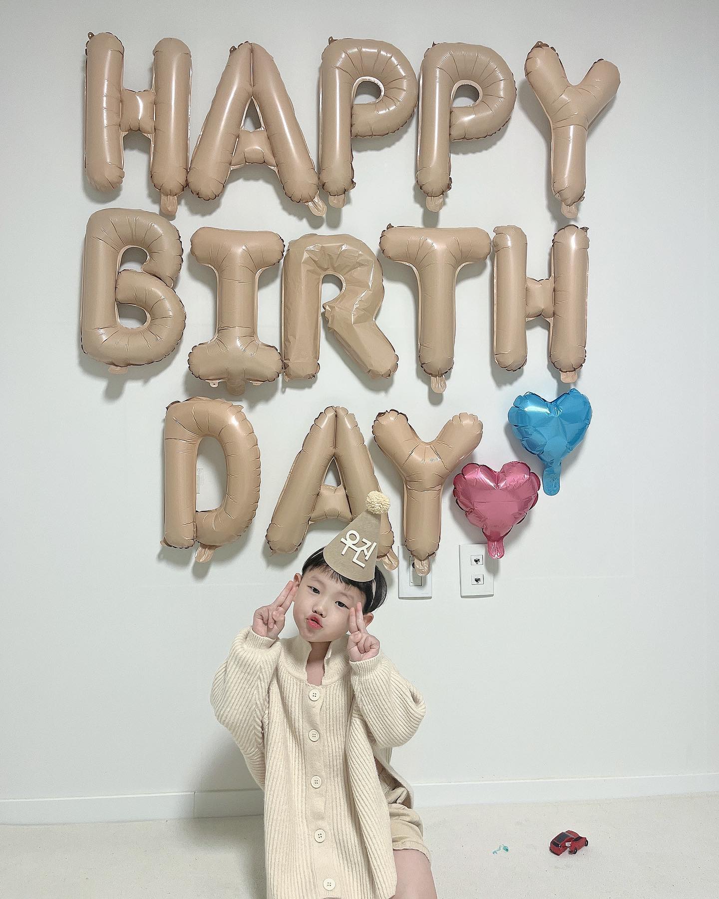사랑스러운 우리 말랑이 6번째 생일🥳🤎
좋아하는 장난감이 자꾸자꾸 바뀌는 바람에
당일에 그냥 직접 골라버린 ,,ㅋㅋㅋㅋ ㅋㅋㅋ
6살 되고 나서 더 말 잘들으려고 하는 우진이
너무나 기특하고 대견하고 사랑스러워 😎
항상 자기가 보물이라고 하는 너무 귀여운 아기🤎
생일 축하하고 엄마빠 아들로 태어나줘서 고마워뇨 
우리 아들 사랑해 사랑해 🤎🤎🤎